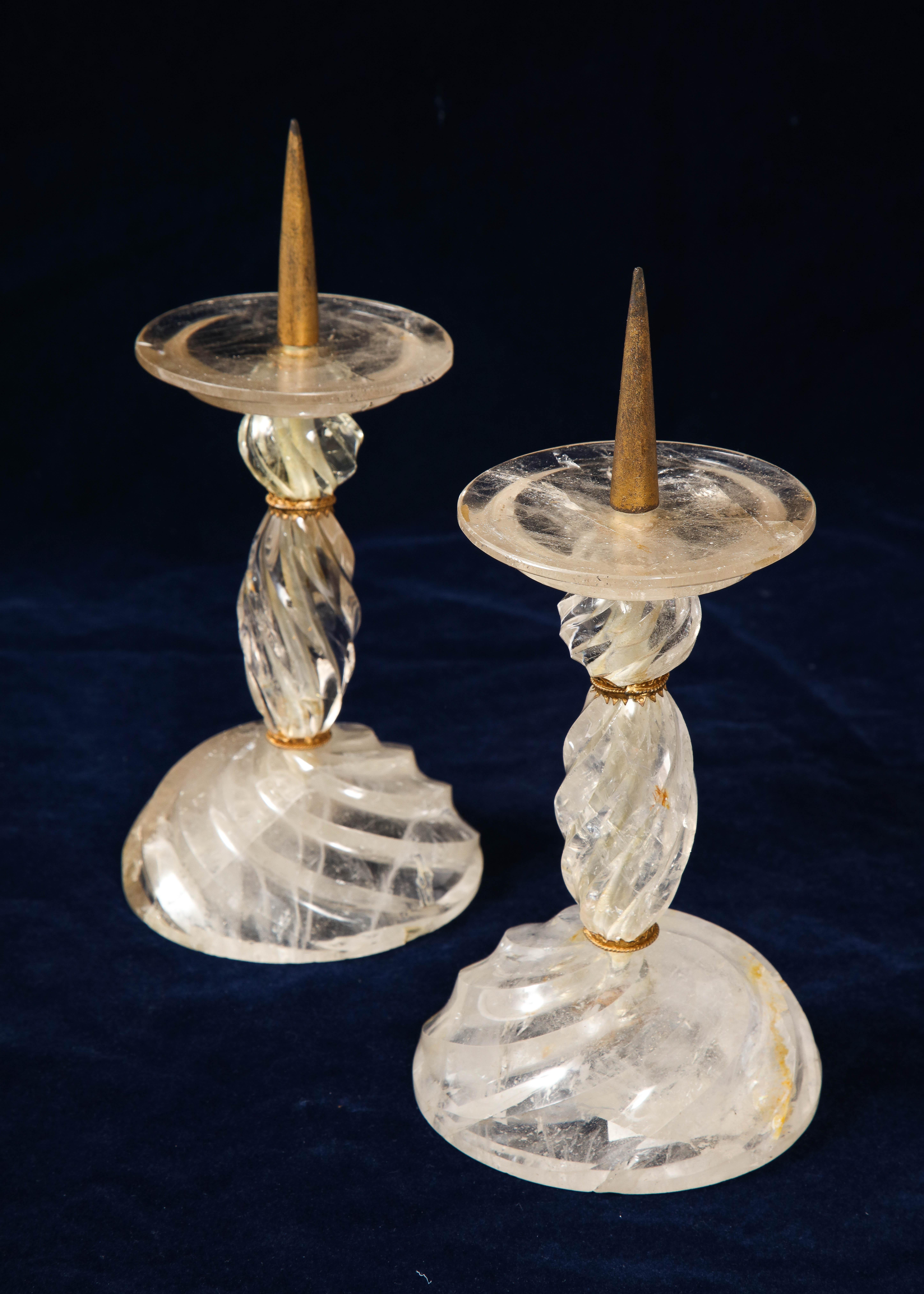 Paar französische, handgeschnitzte, spitz zulaufende Kerzenständer aus Bergkristall in Dore-Bronze (Französisch) im Angebot