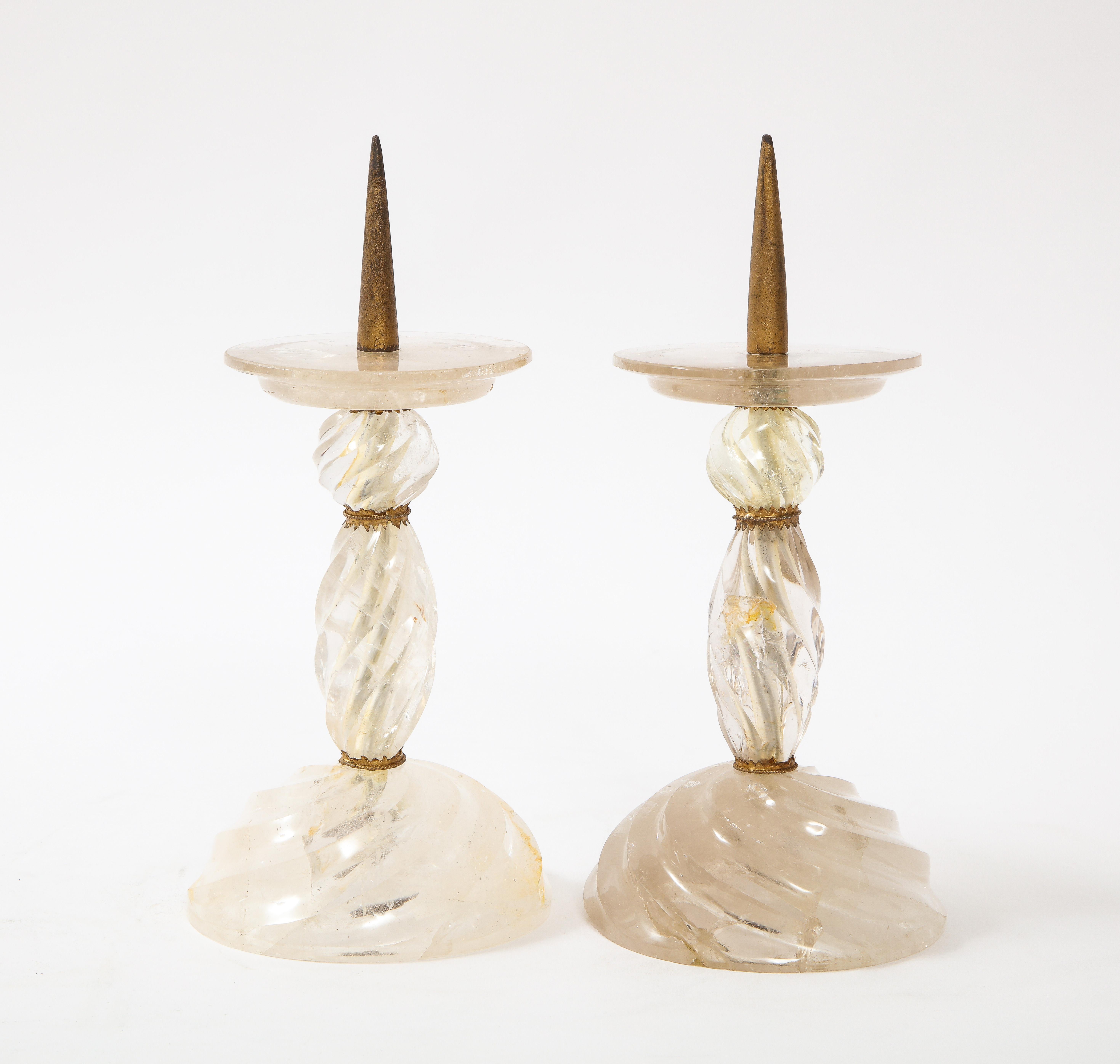 Paar französische, handgeschnitzte, spitz zulaufende Kerzenständer aus Bergkristall in Dore-Bronze (Handgeschnitzt) im Angebot