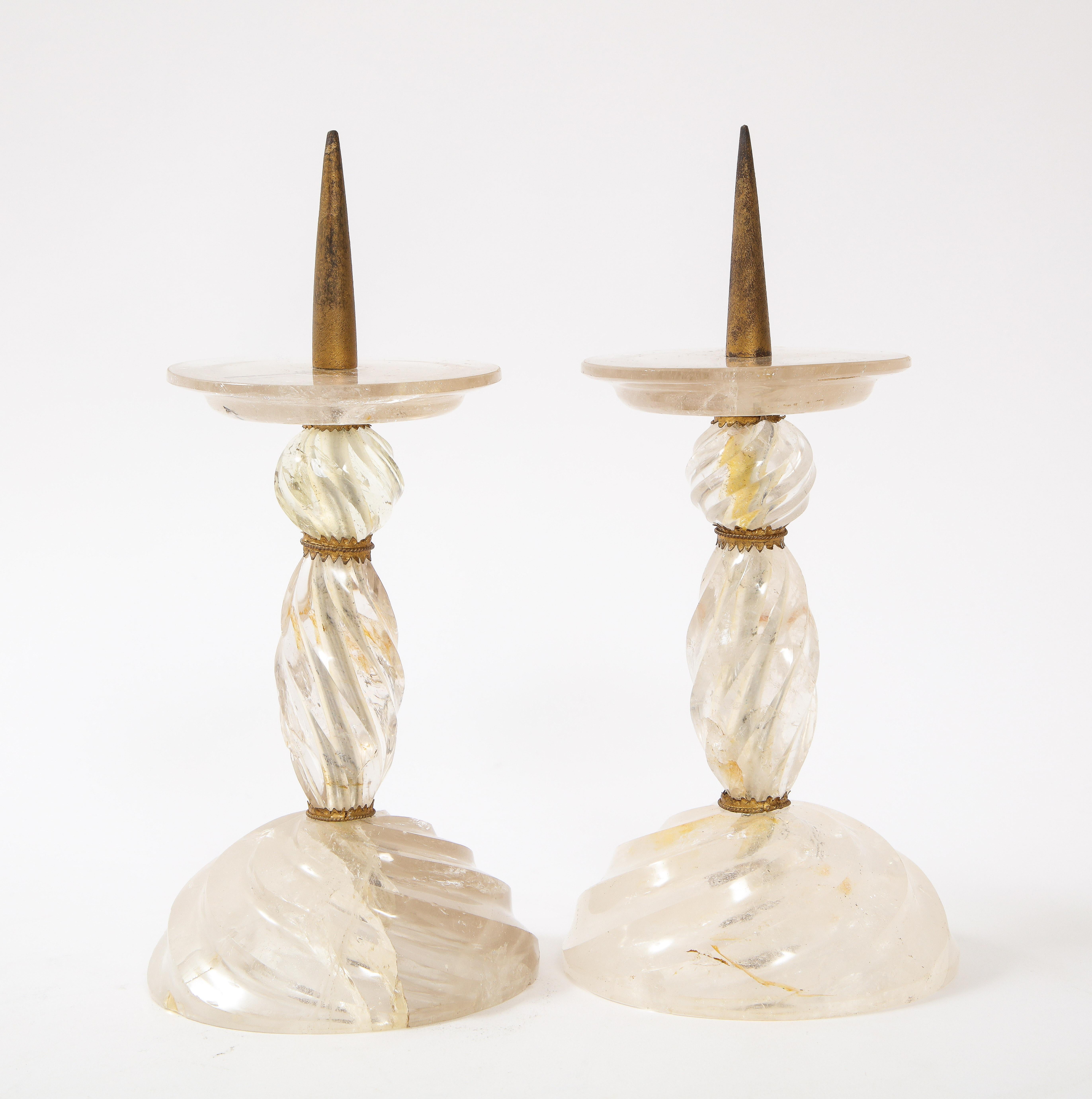 Paar französische, handgeschnitzte, spitz zulaufende Kerzenständer aus Bergkristall in Dore-Bronze (20. Jahrhundert) im Angebot