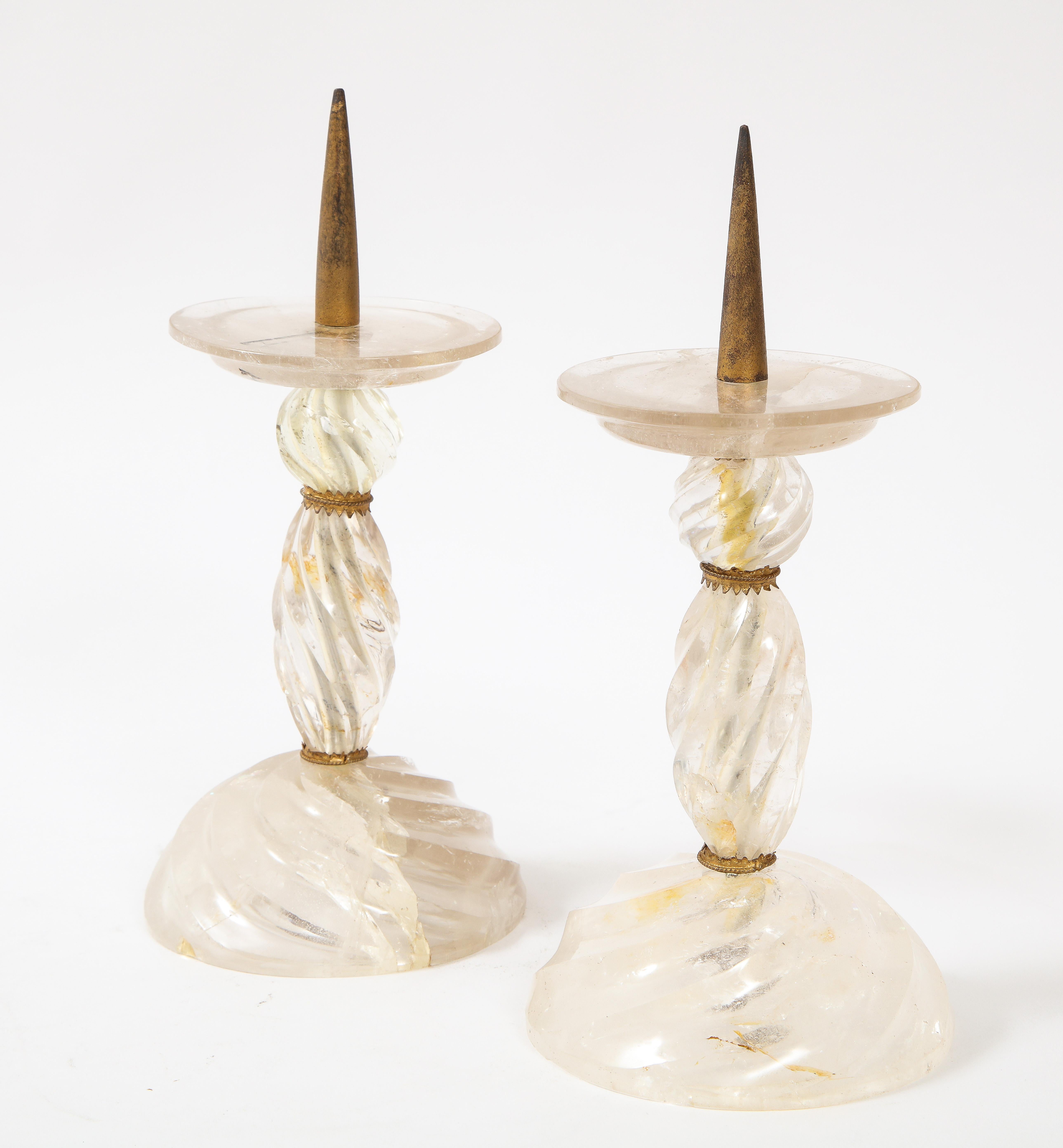Paar französische, handgeschnitzte, spitz zulaufende Kerzenständer aus Bergkristall in Dore-Bronze im Angebot 1