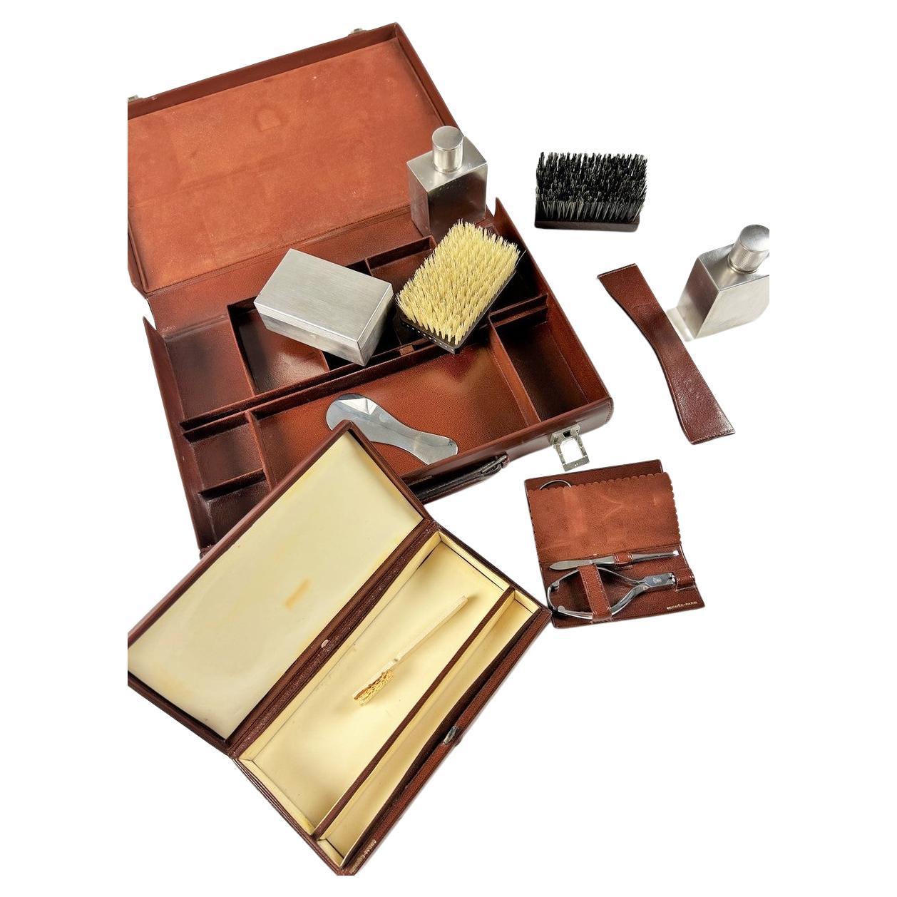 Circa 1970

France

Elegant vintage Hermès travel case with toiletries in a red Hermès leather case with compartments. This case is stamped Hermès Paris in gold lettering and closes with two H-shaped aluminium clips. Serial number 2948 inside. It