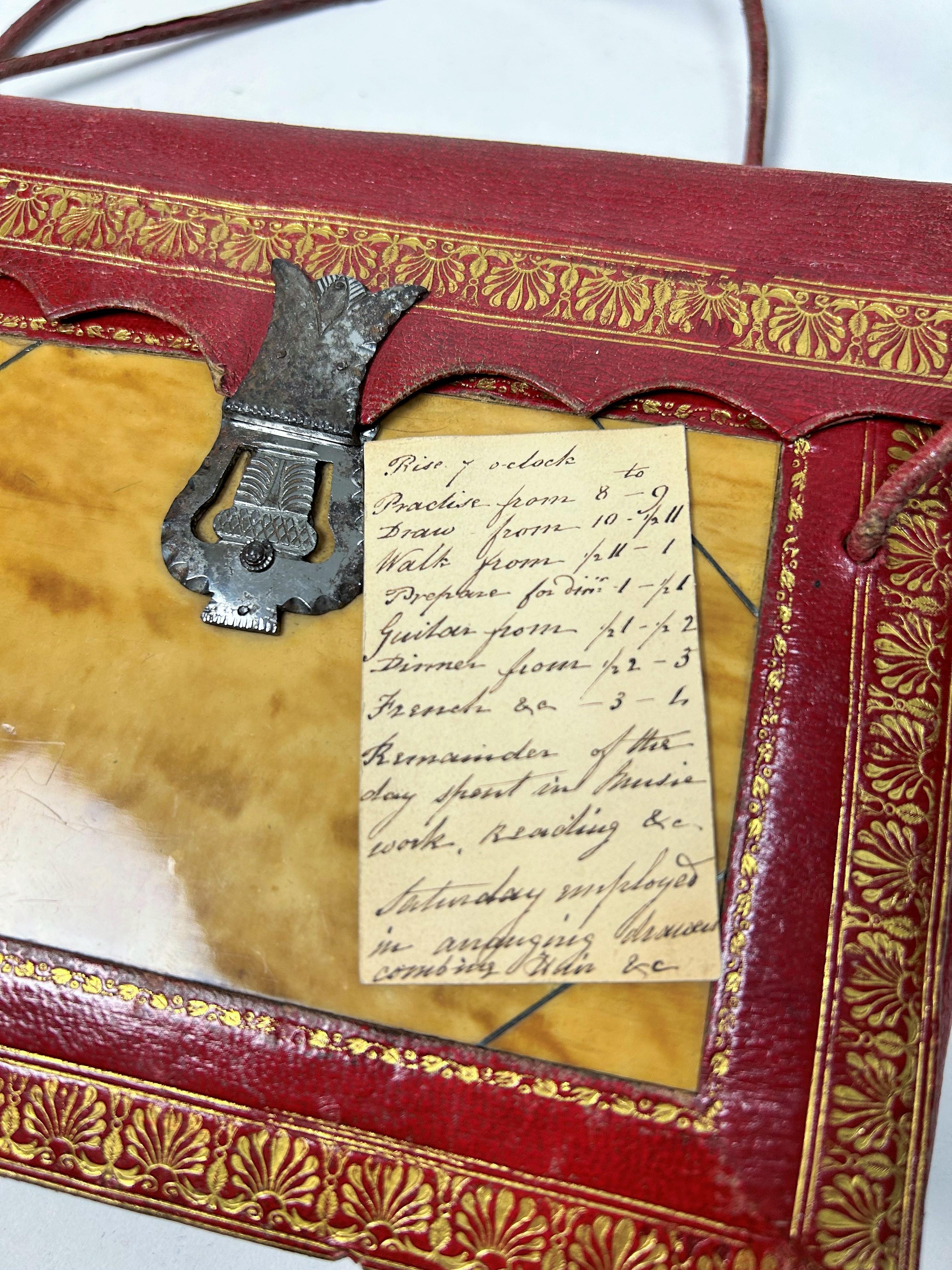Un precioso monedero Reticule de cuero rojo con incrustaciones de carey - Inglaterra C. 1836 en venta 5