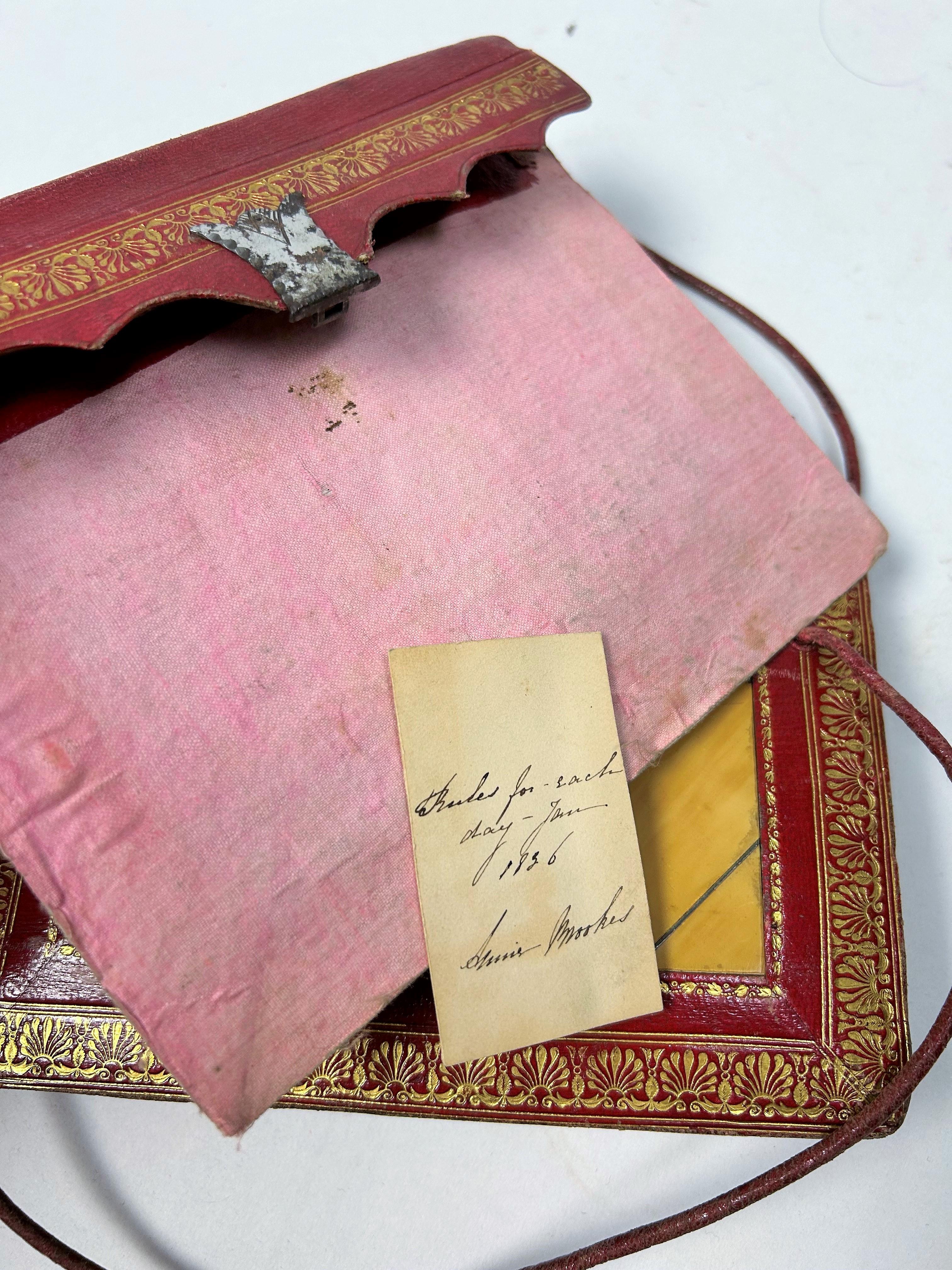 Un precioso monedero Reticule de cuero rojo con incrustaciones de carey - Inglaterra C. 1836 en venta 6