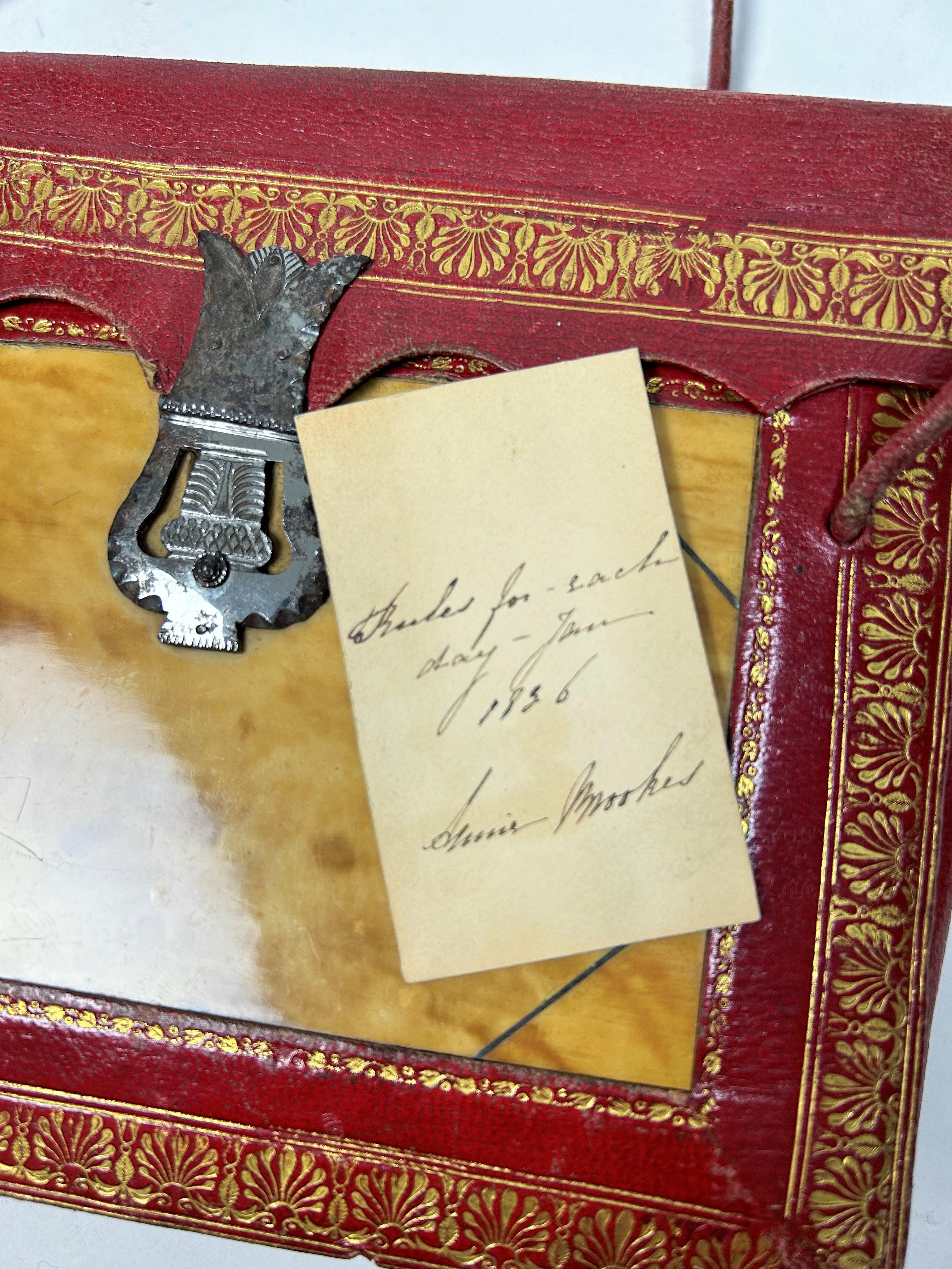Un precioso monedero Reticule de cuero rojo con incrustaciones de carey - Inglaterra C. 1836 en venta 4