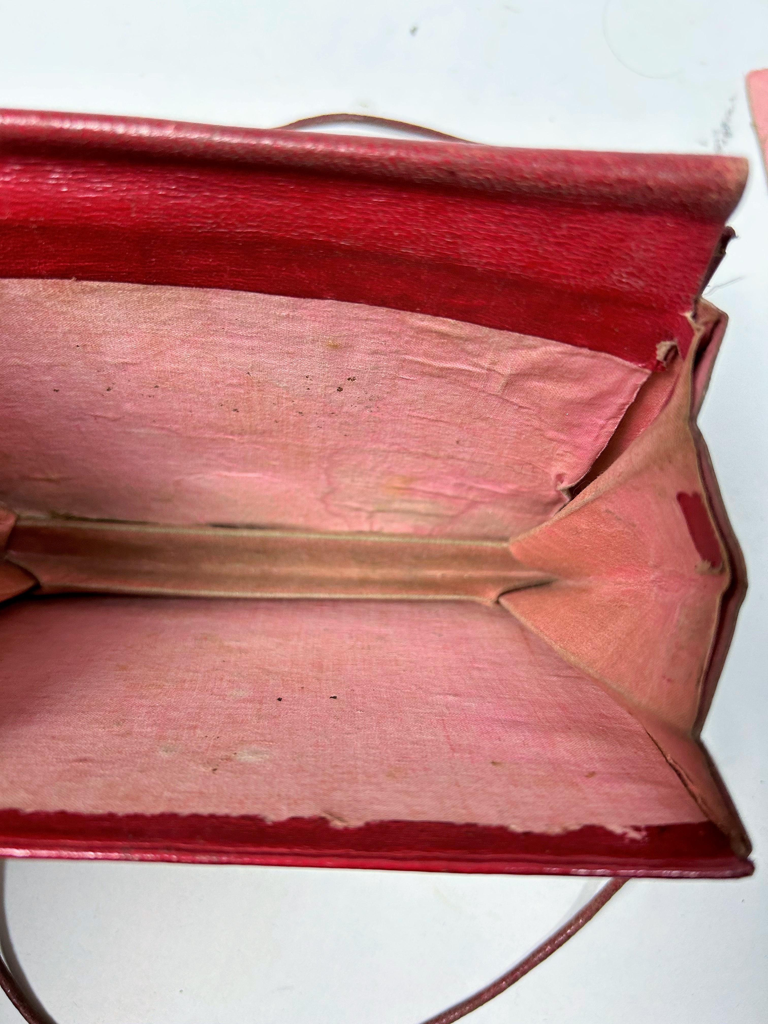 Un prezioso reticolo in pelle rossa con intarsi in tartaruga - Inghilterra, datato 1836 in vendita 7