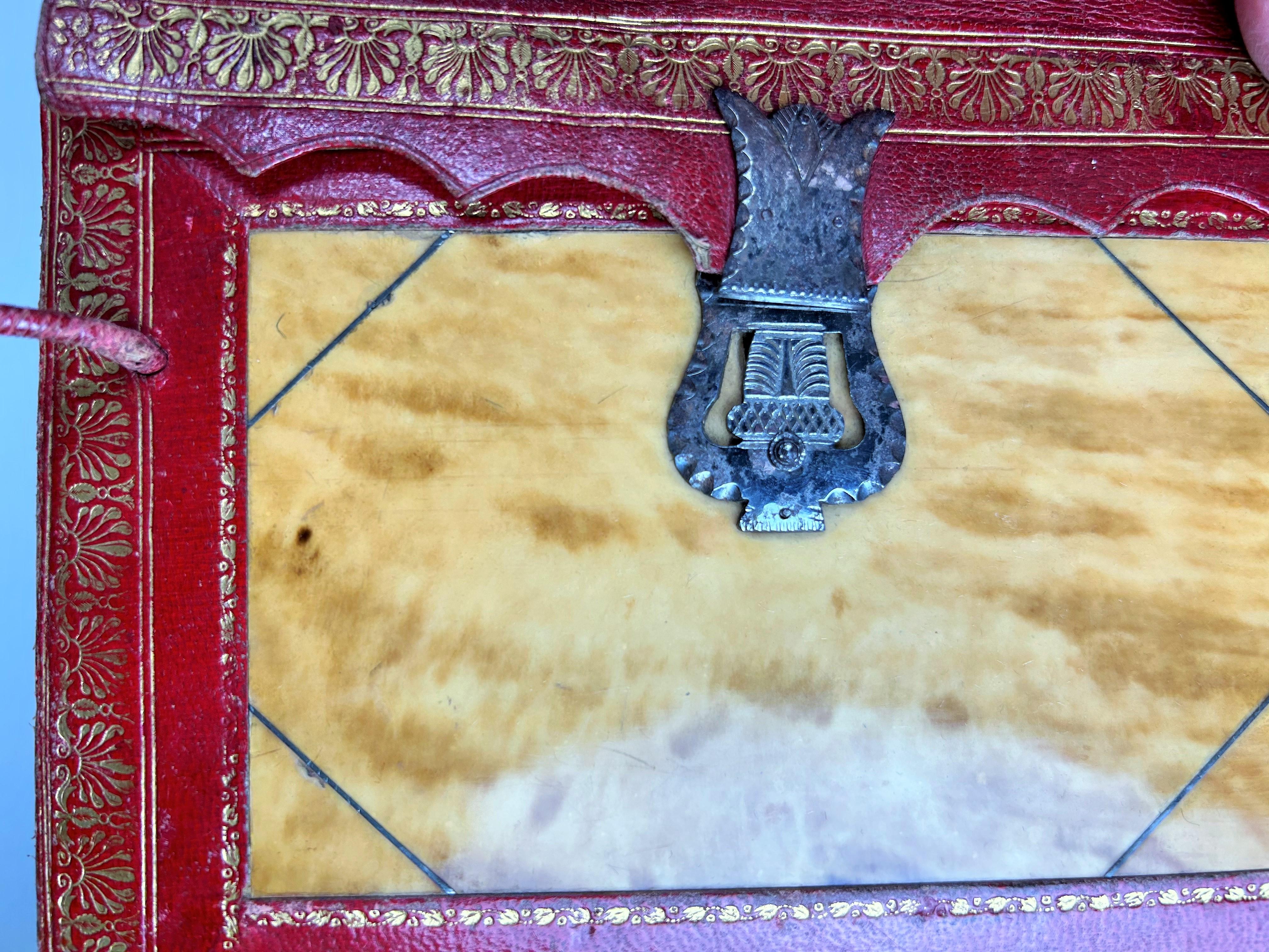 Un prezioso reticolo in pelle rossa con intarsi in tartaruga - Inghilterra, datato 1836 in vendita 3