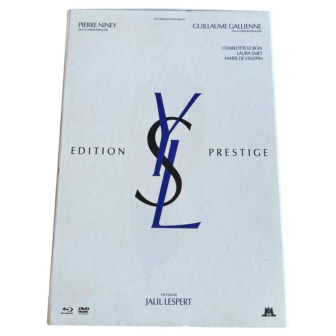 Mai 2014
Frankreich
Eine Prestige-Edition anlässlich der Veröffentlichung des Films Yves Saint Laurent von Jalil Lespert mit Pierre Niney und Guillaume Gallien in den Hauptrollen, Mai 2014. Dazu gehören die DVD des Films, eine Skizze aus der