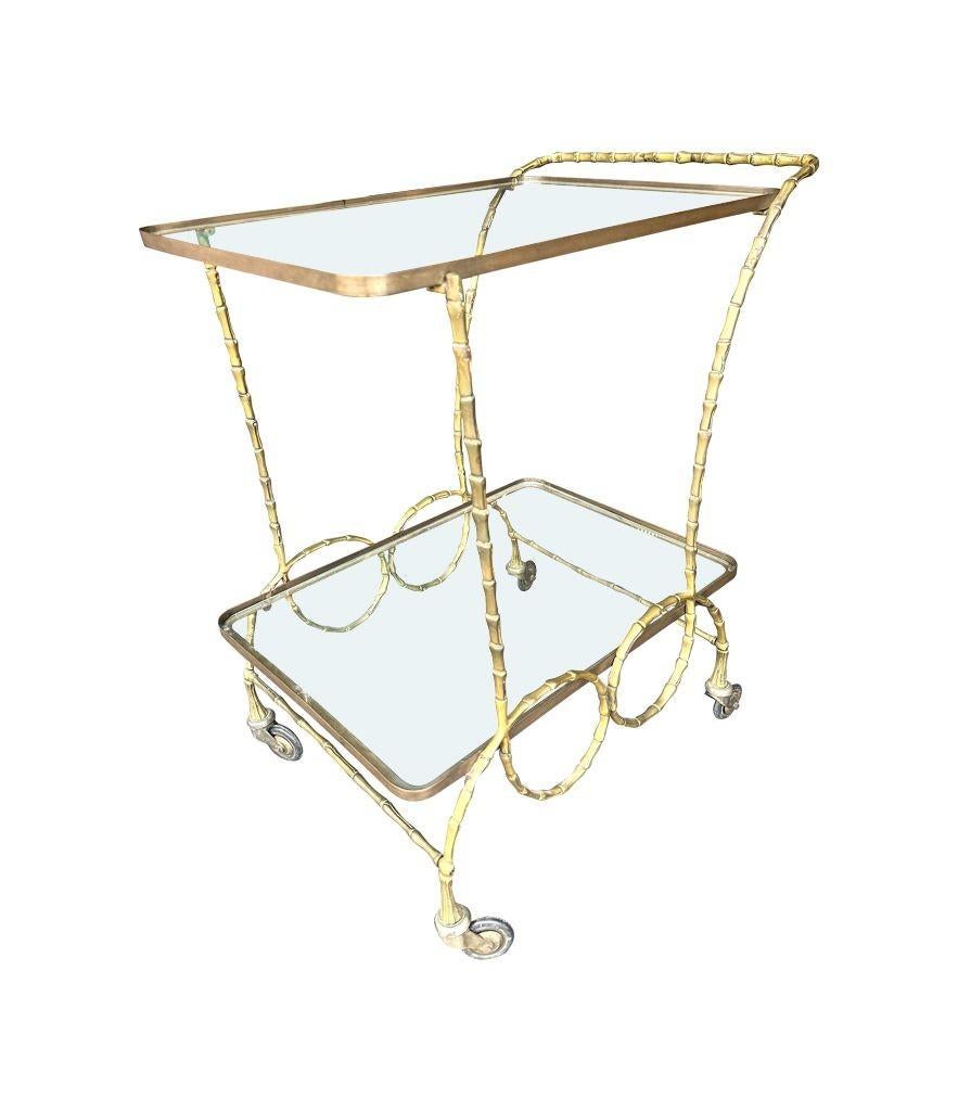 Ottone Un grazioso carrello da bar francese degli anni '50 in ottone finto bambù di Maison Baques in vendita