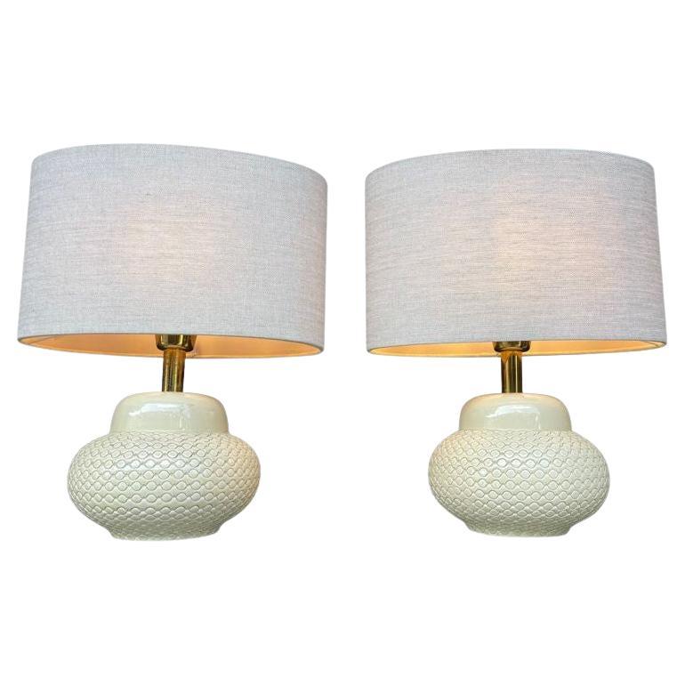 Une jolie paire de lampes en céramique crème et laiton de Tomaso Barbi