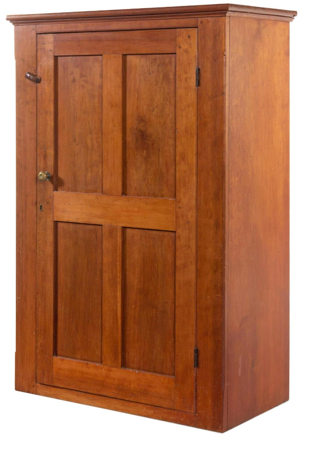 Niedriger Schrank aus Kirschholz im Federal-Stil, ohne Füße, abgebildet (Primitiv) im Angebot