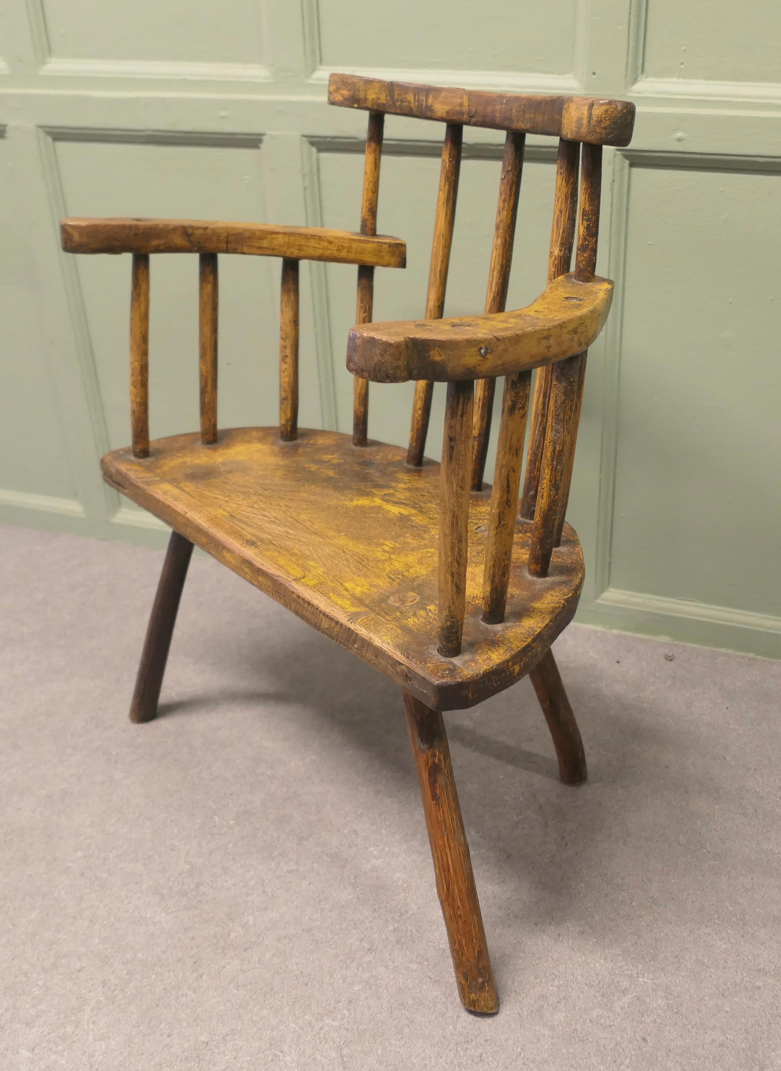 Primitiver Kammrücken-Sessel aus dem 18.
Ein primitiver Kammrücken aus dem 18. und frühen 19. Jahrhundert, möglicherweise aus dem West Country oder aus Wales, mit einem dicken, massiven Halbmond-Sitz auf stabilen Stockbeinen
Ein geräumiger, solider