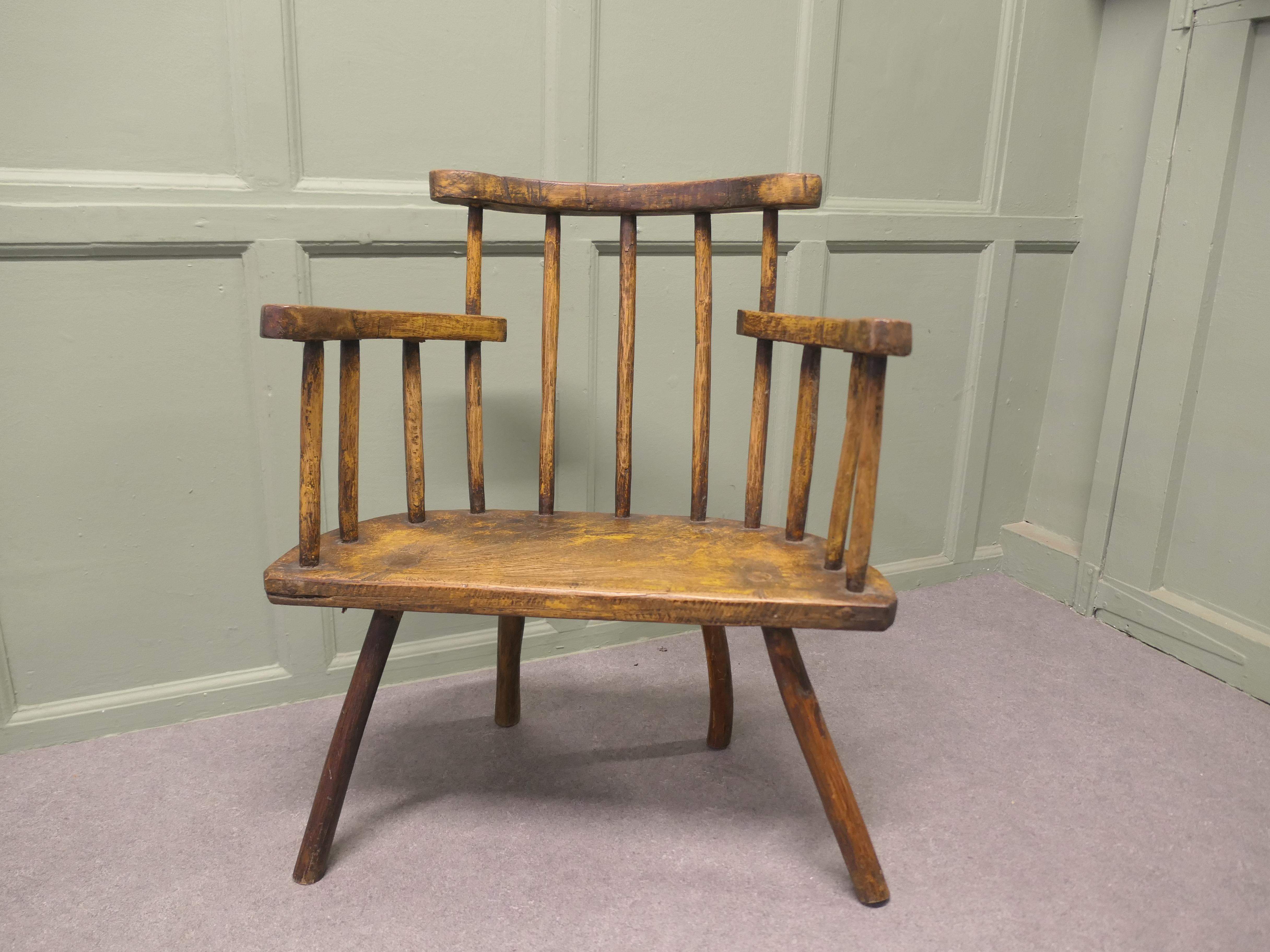 Primitiver Kammrücken-Sessel aus dem 18. (Volkskunst) im Angebot