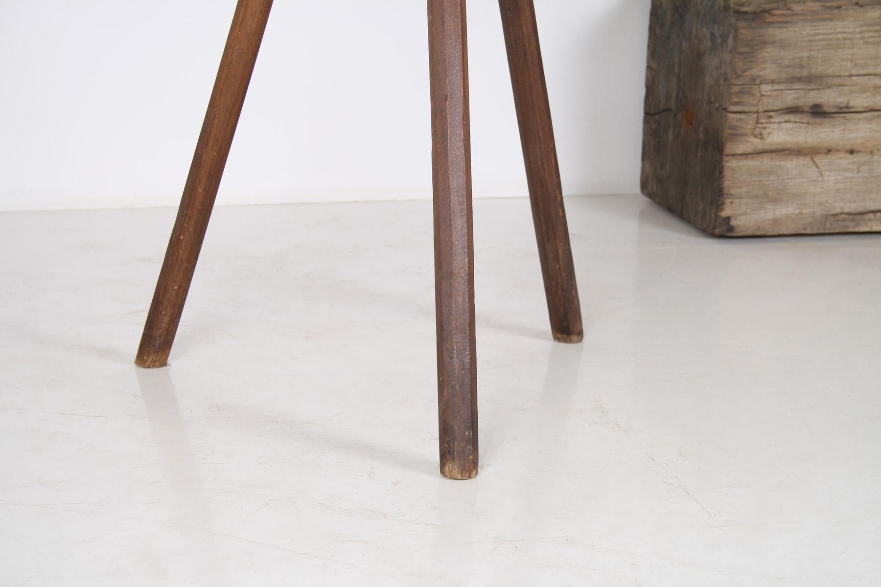 Table d'appoint primitive en orme Wabi-Sabi du 19ème siècle Stand d'exposition ou tabouret en vente 4