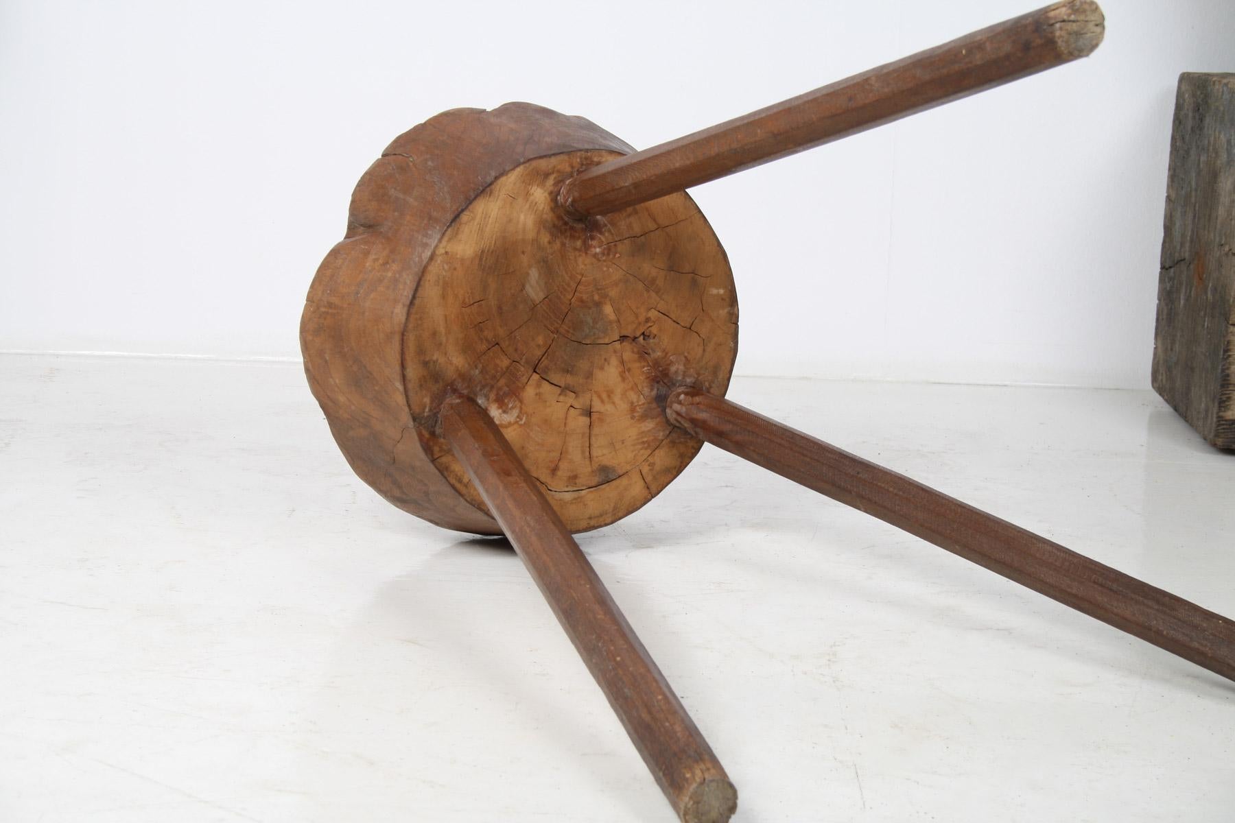 Table d'appoint primitive en orme Wabi-Sabi du 19ème siècle Stand d'exposition ou tabouret en vente 9