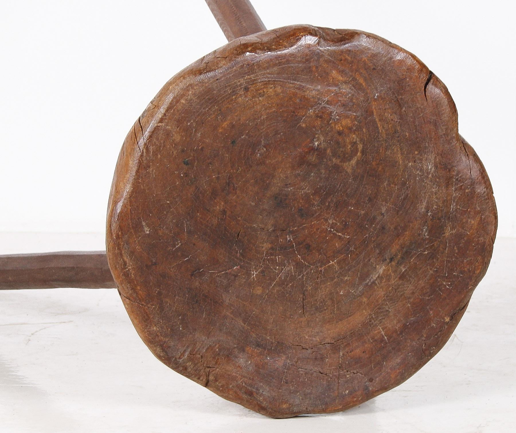Table d'appoint primitive en orme Wabi-Sabi du 19ème siècle Stand d'exposition ou tabouret en vente 10