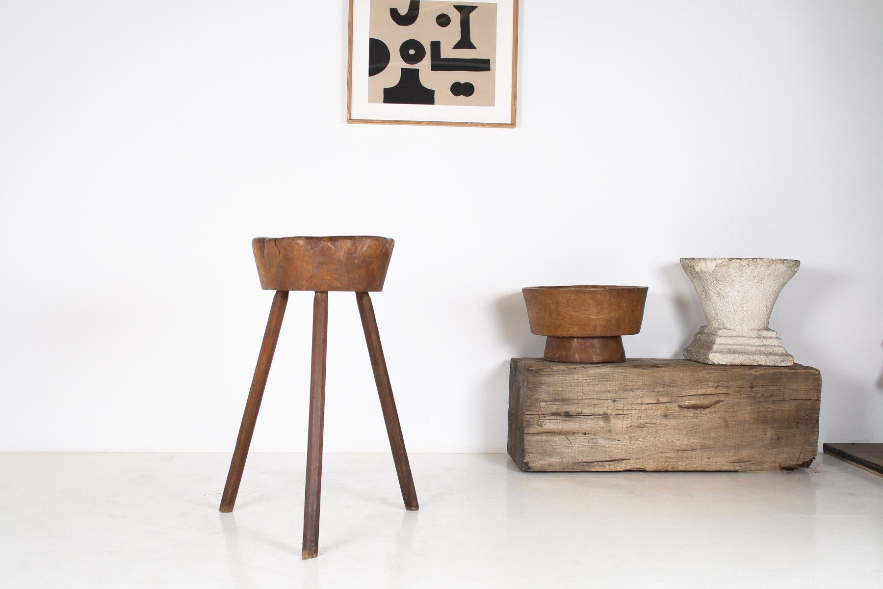 Cette remarquable table d'appoint en orme primitif présente une merveilleuse patine et un riche ton de bois, développés au fil des ans. Fabriqué à l'origine comme bloc à découper, il s'est gracieusement transformé en un superbe objet de décoration