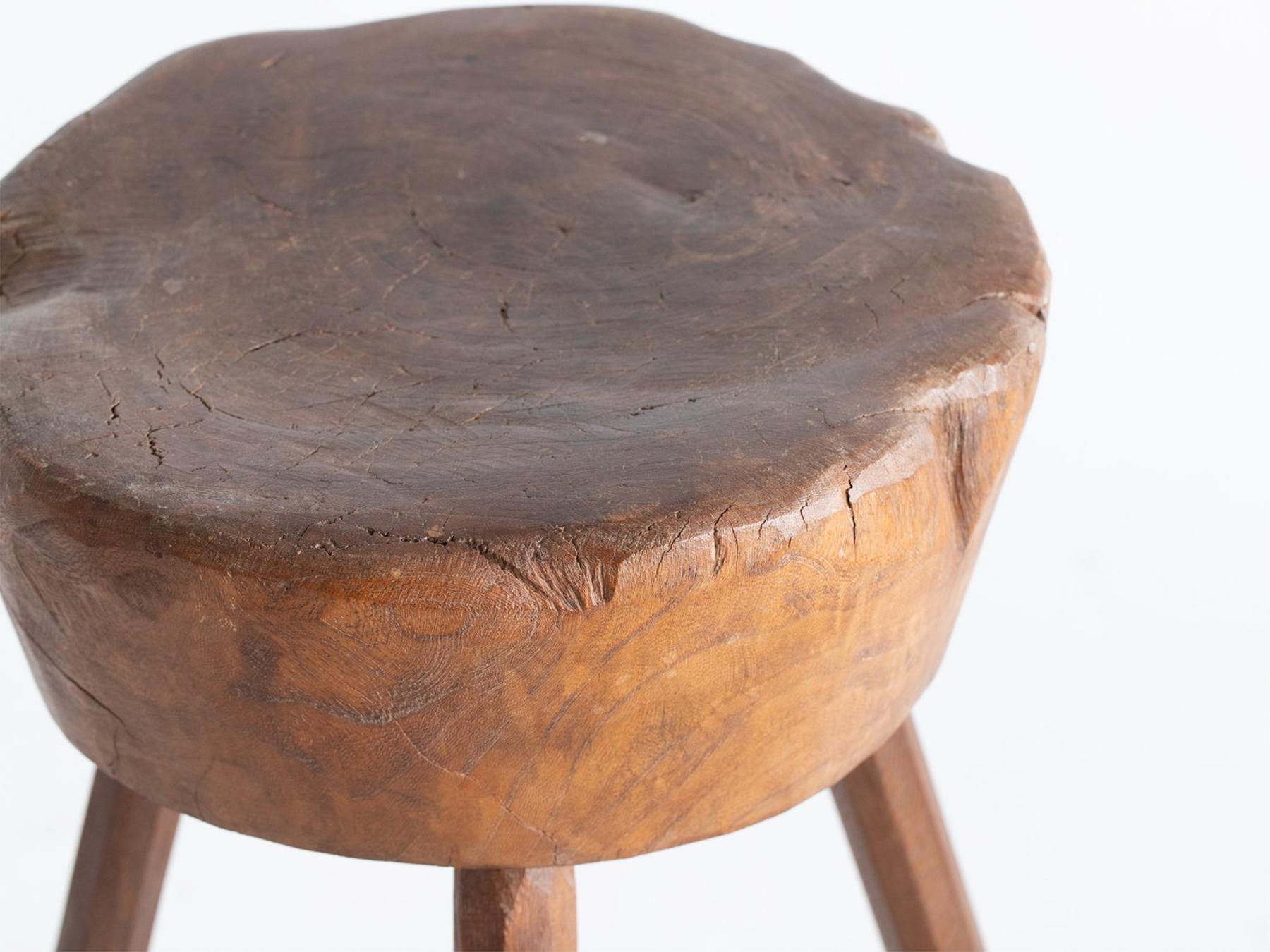 Table d'appoint primitive en orme Wabi-Sabi du 19ème siècle Stand d'exposition ou tabouret en vente 7
