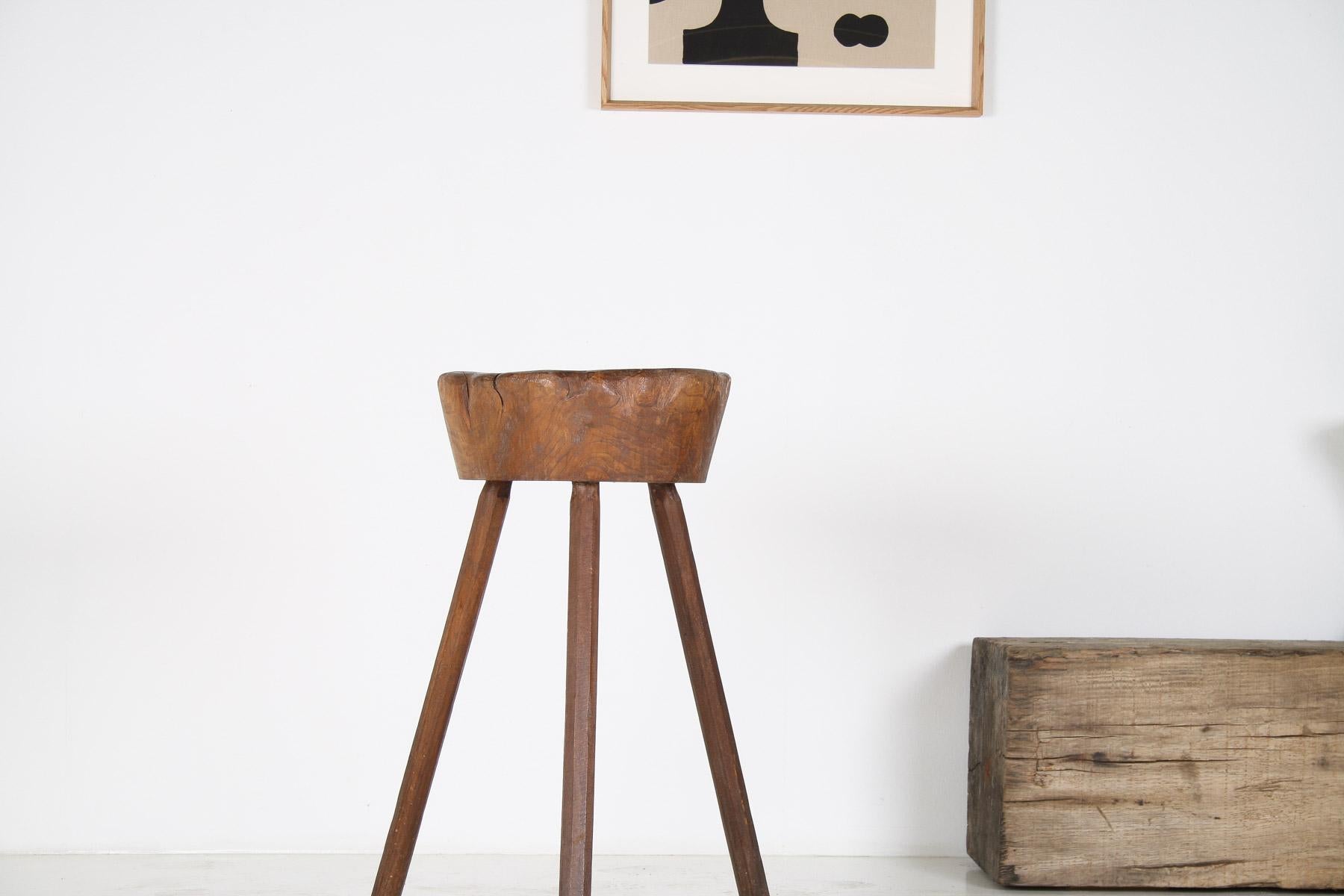 Primitif Table d'appoint primitive en orme Wabi-Sabi du 19ème siècle Stand d'exposition ou tabouret en vente