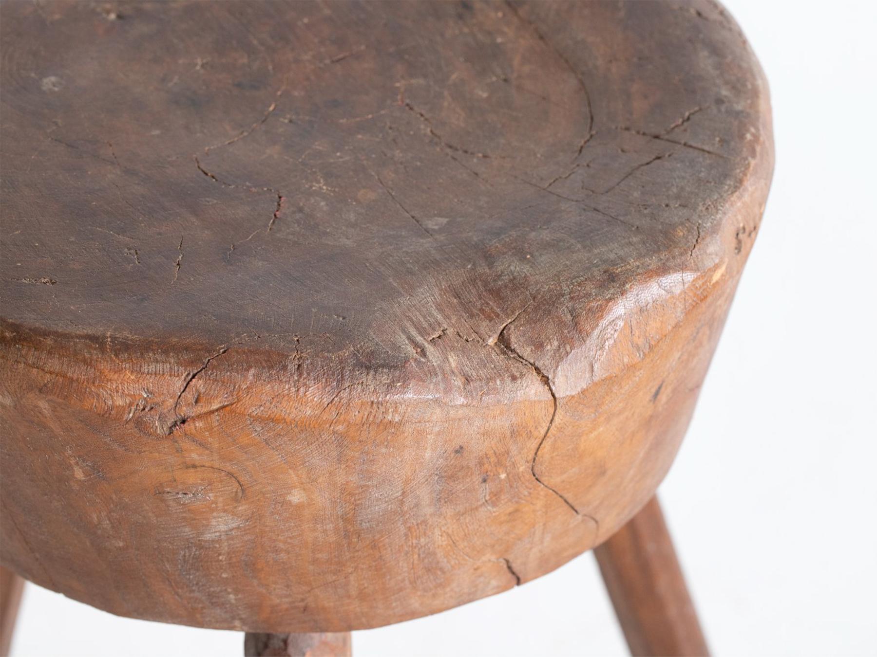 Table d'appoint primitive en orme Wabi-Sabi du 19ème siècle Stand d'exposition ou tabouret Bon état - En vente à Llanbrynmair, GB