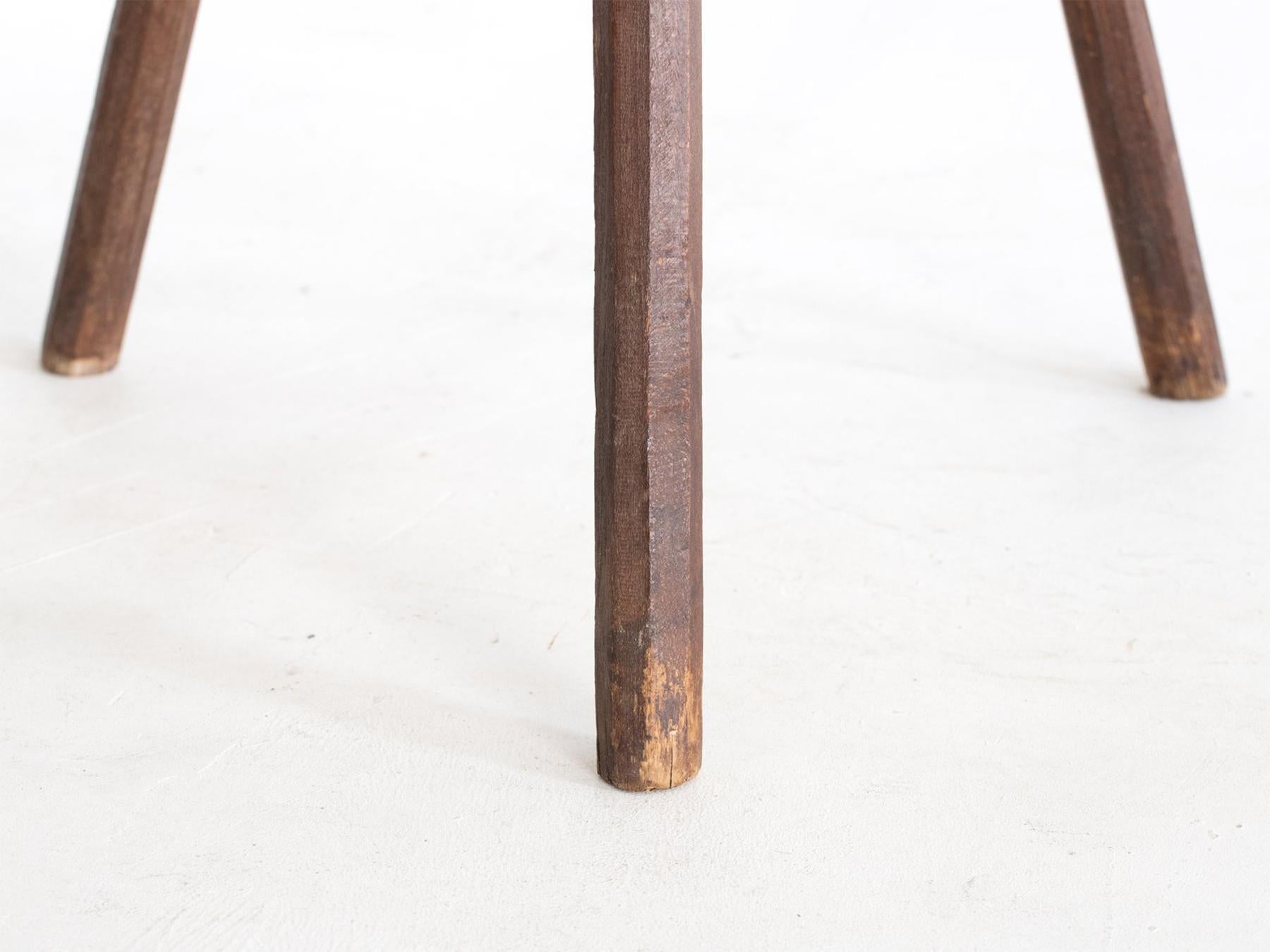 Orme Table d'appoint primitive en orme Wabi-Sabi du 19ème siècle Stand d'exposition ou tabouret en vente