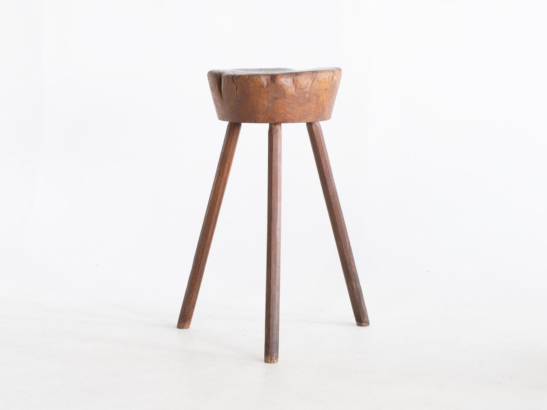 Table d'appoint primitive en orme Wabi-Sabi du 19ème siècle Stand d'exposition ou tabouret en vente 1