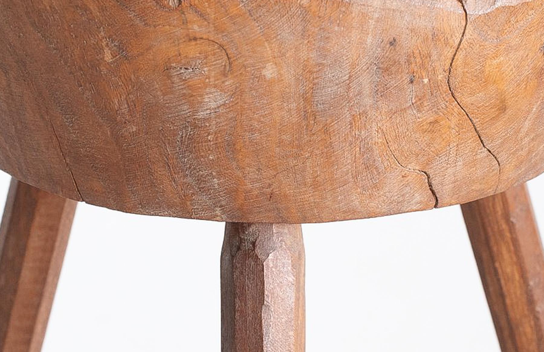 Table d'appoint primitive en orme Wabi-Sabi du 19ème siècle Stand d'exposition ou tabouret en vente 2