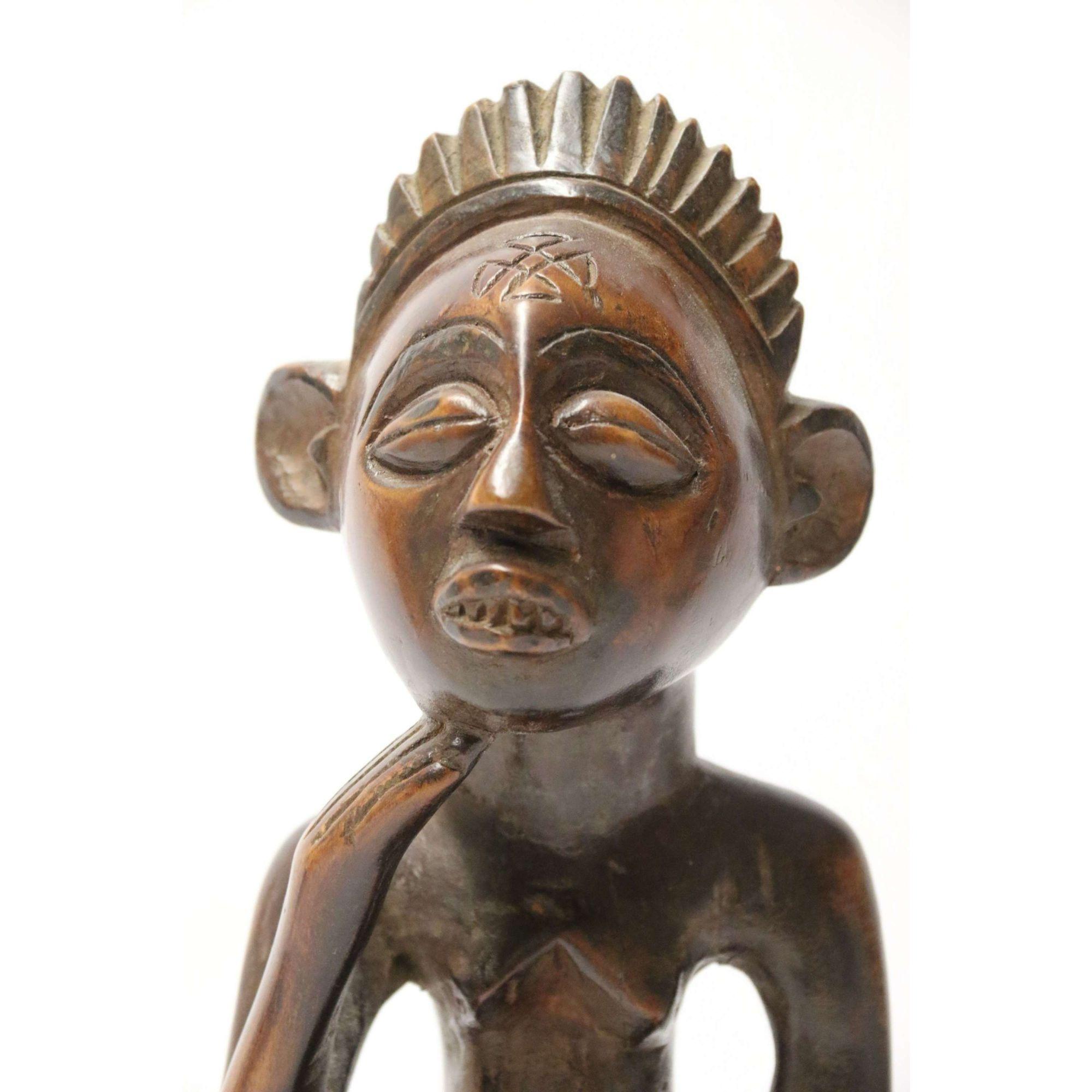 Primitive Angola Stammesfigur aus geschnitztem Hartholz, um 1930 im Angebot 6
