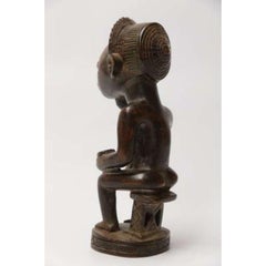 Figura tribale primitiva dell'Angola in legno duro intagliato, 1930 circa