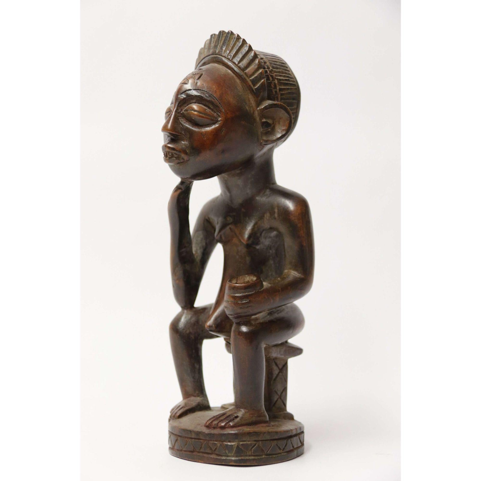 Primitive Angola Stammesfigur aus geschnitztem Hartholz, um 1930 (20. Jahrhundert) im Angebot