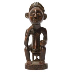 Figurine primitive tribale angolaise en bois dur sculpté, vers 1930