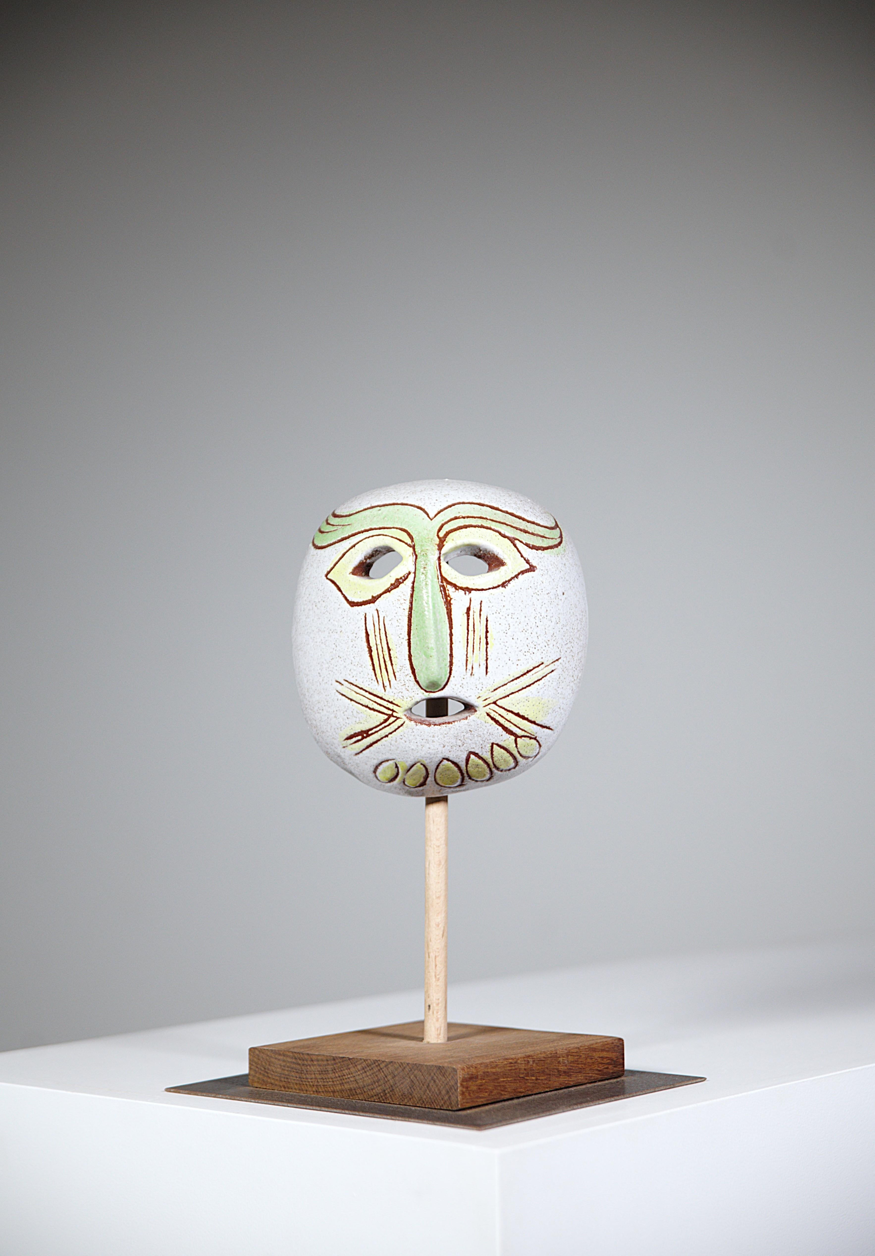 Masque primitif en céramique par Les Potiers D'accolay France 1970's

Masque mural en céramique ou peut être présenté sur un piédestal.

Belles couleurs.

Signé 