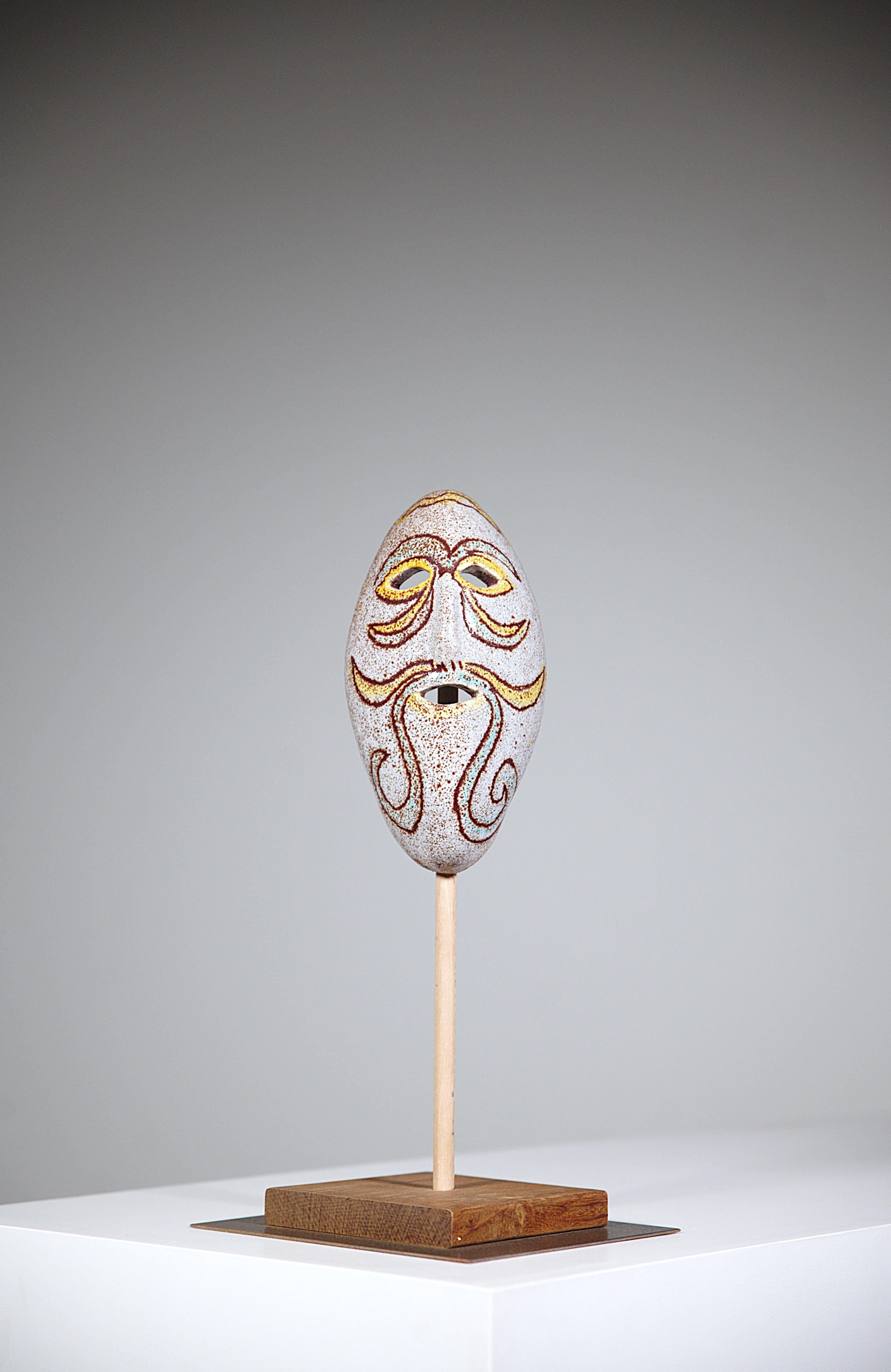 Eine primitive Keramikmaske von Les Potiers D'accolay Frankreich 1970er Jahre

Wand Keramische Maske oder oder kann auf einem Sockel angezeigt werden.

Schöne Farben.

Auf der Rückseite signiert 