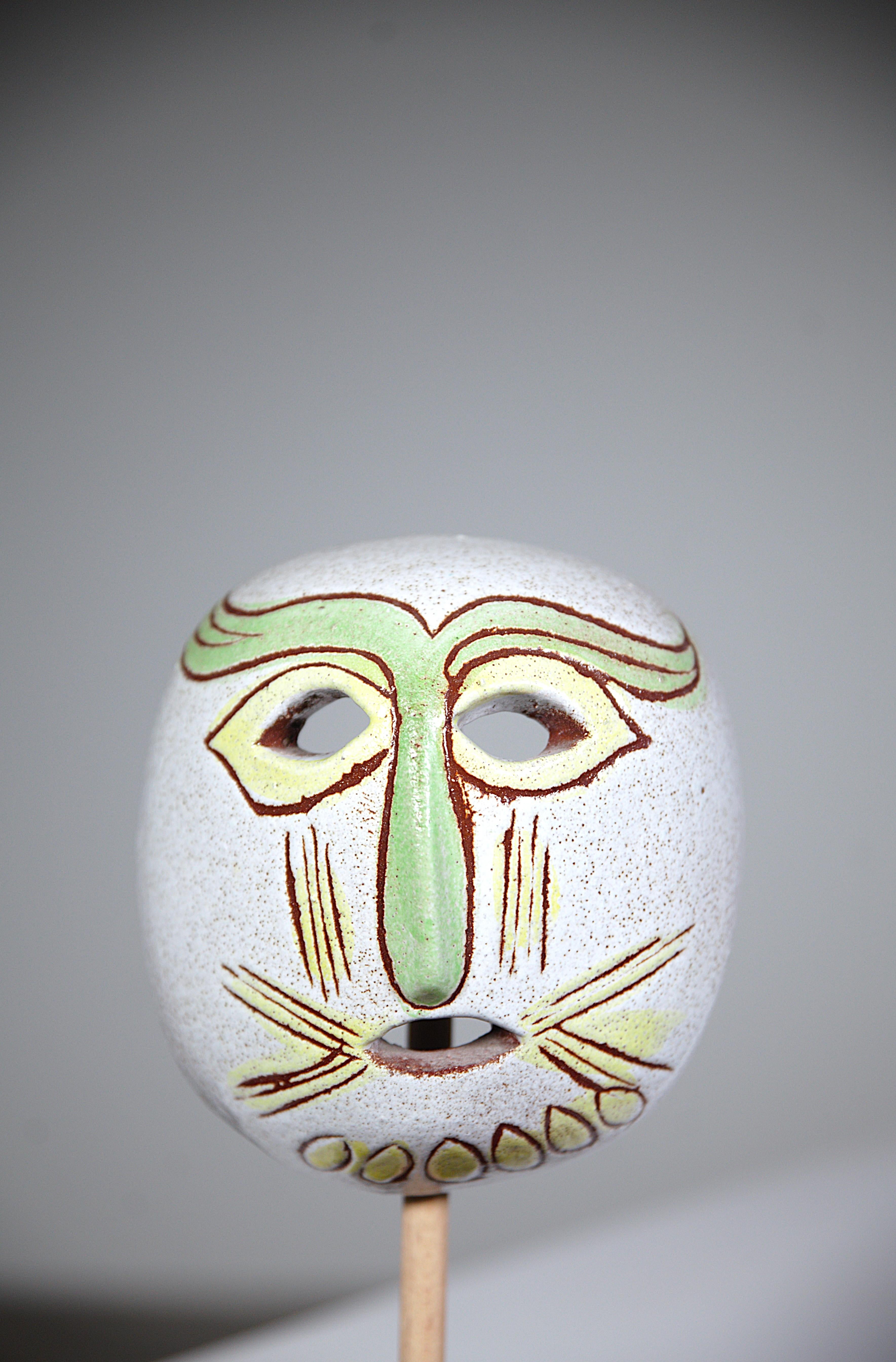 Français Masque primitif en céramique par Les Potiers D'accolay France 1970's en vente