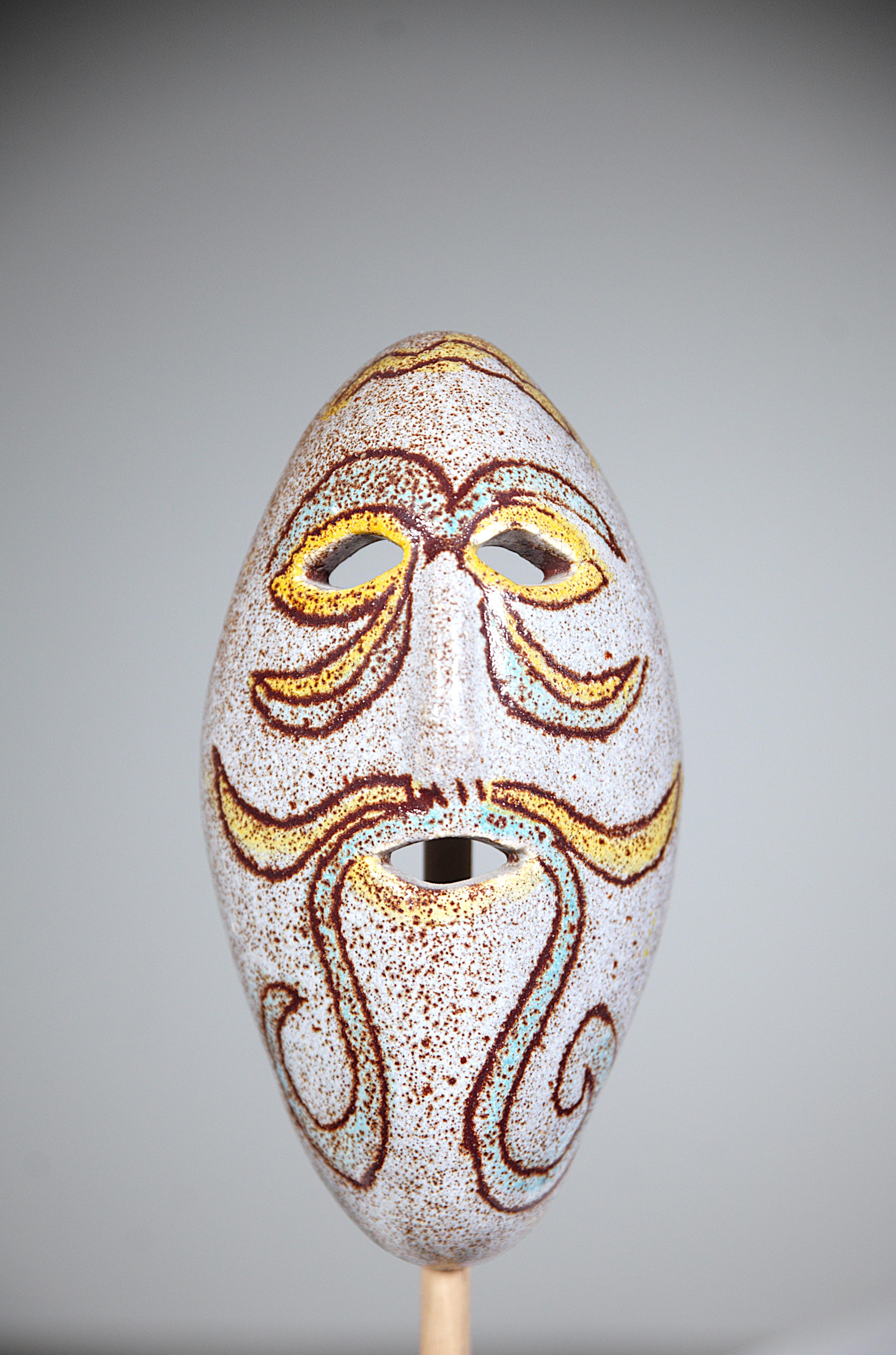 Eine primitive Keramikmaske von Les Potiers D'accolay Frankreich 1970er Jahre (Französisch) im Angebot