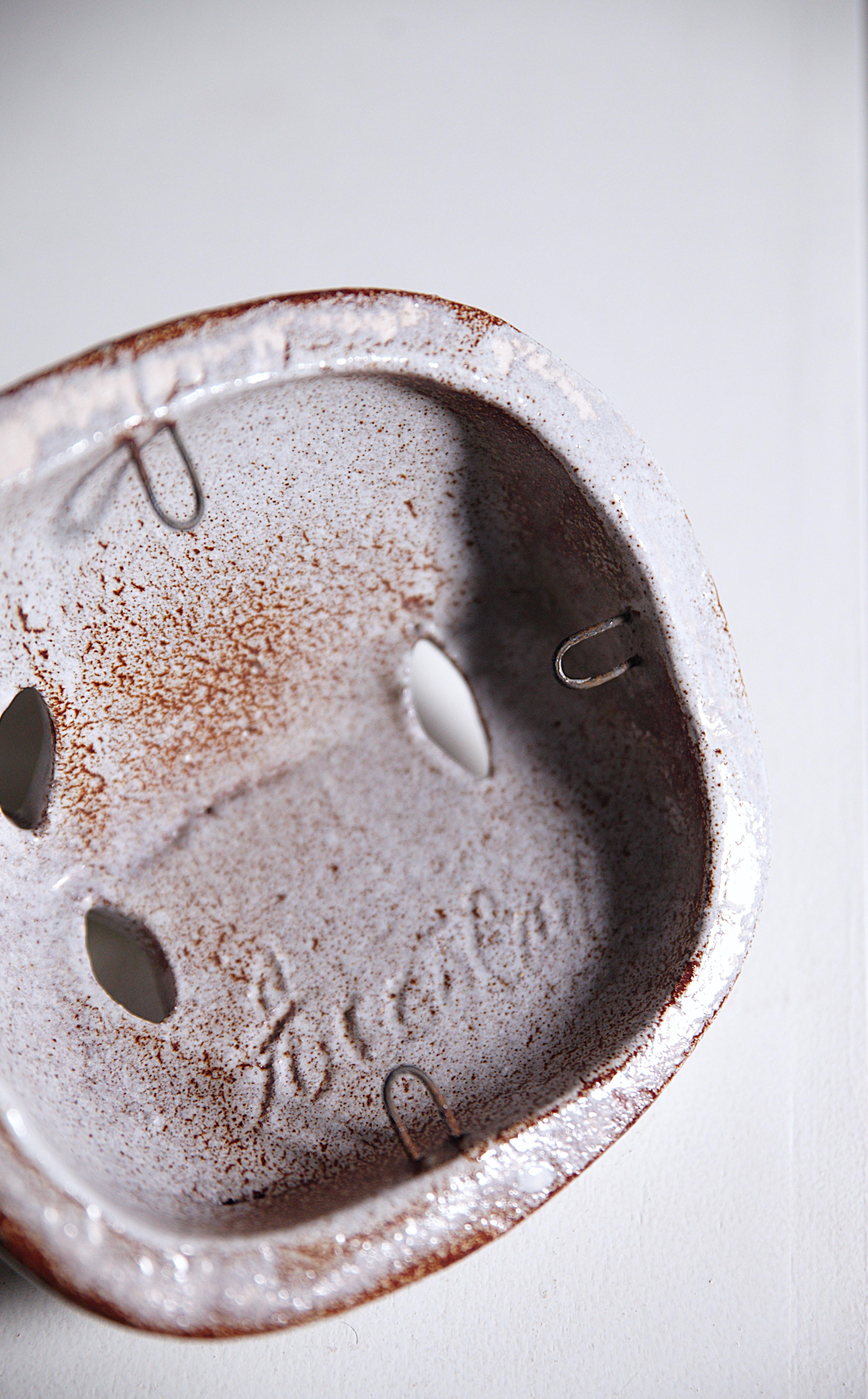 Émaillé Masque primitif en céramique par Les Potiers D'accolay France 1970's en vente