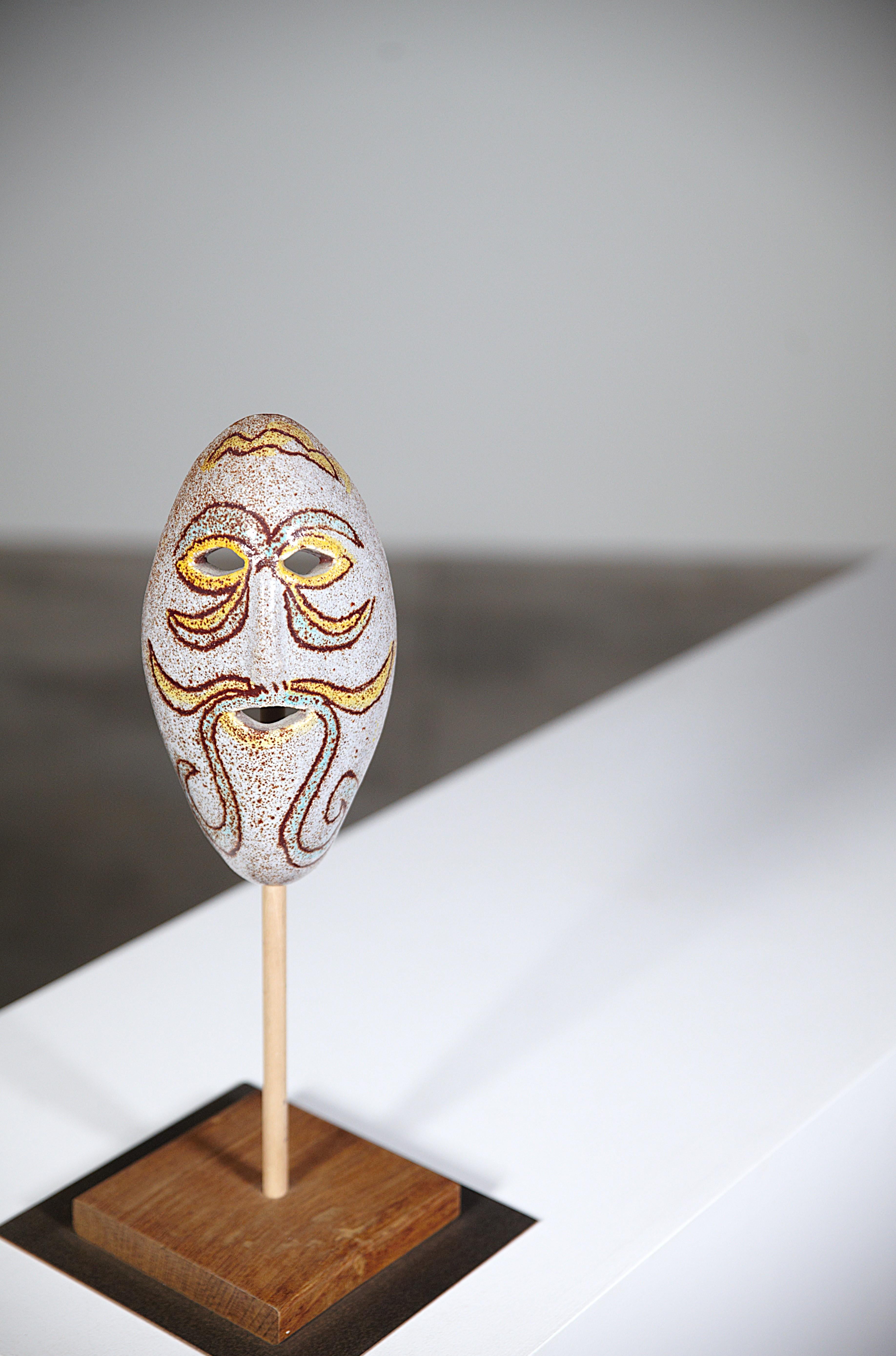 Eine primitive Keramikmaske von Les Potiers D'accolay Frankreich 1970er Jahre (Emailliert) im Angebot