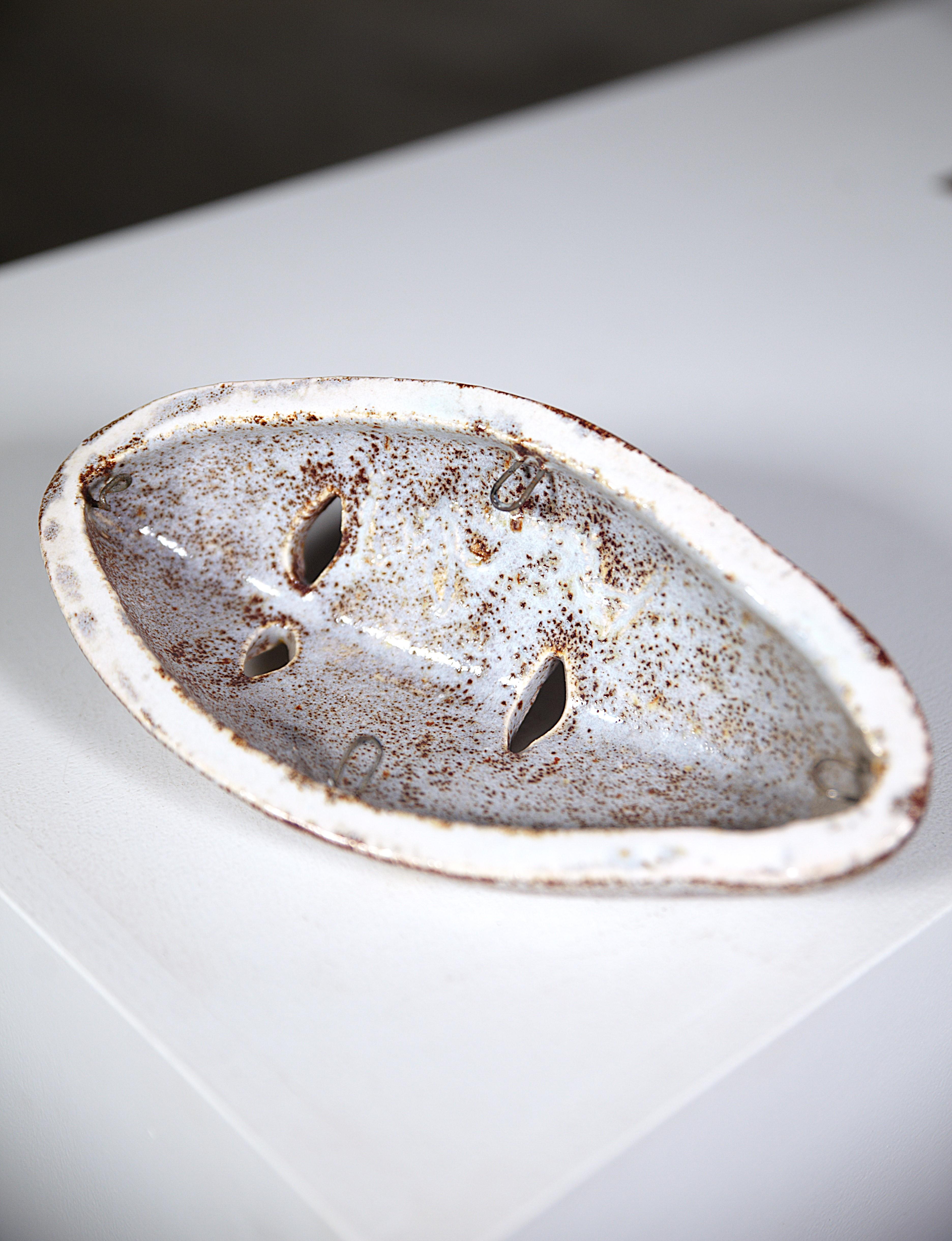 Eine primitive Keramikmaske von Les Potiers D'accolay Frankreich 1970er Jahre im Zustand „Gut“ im Angebot in HYÈRES, FR