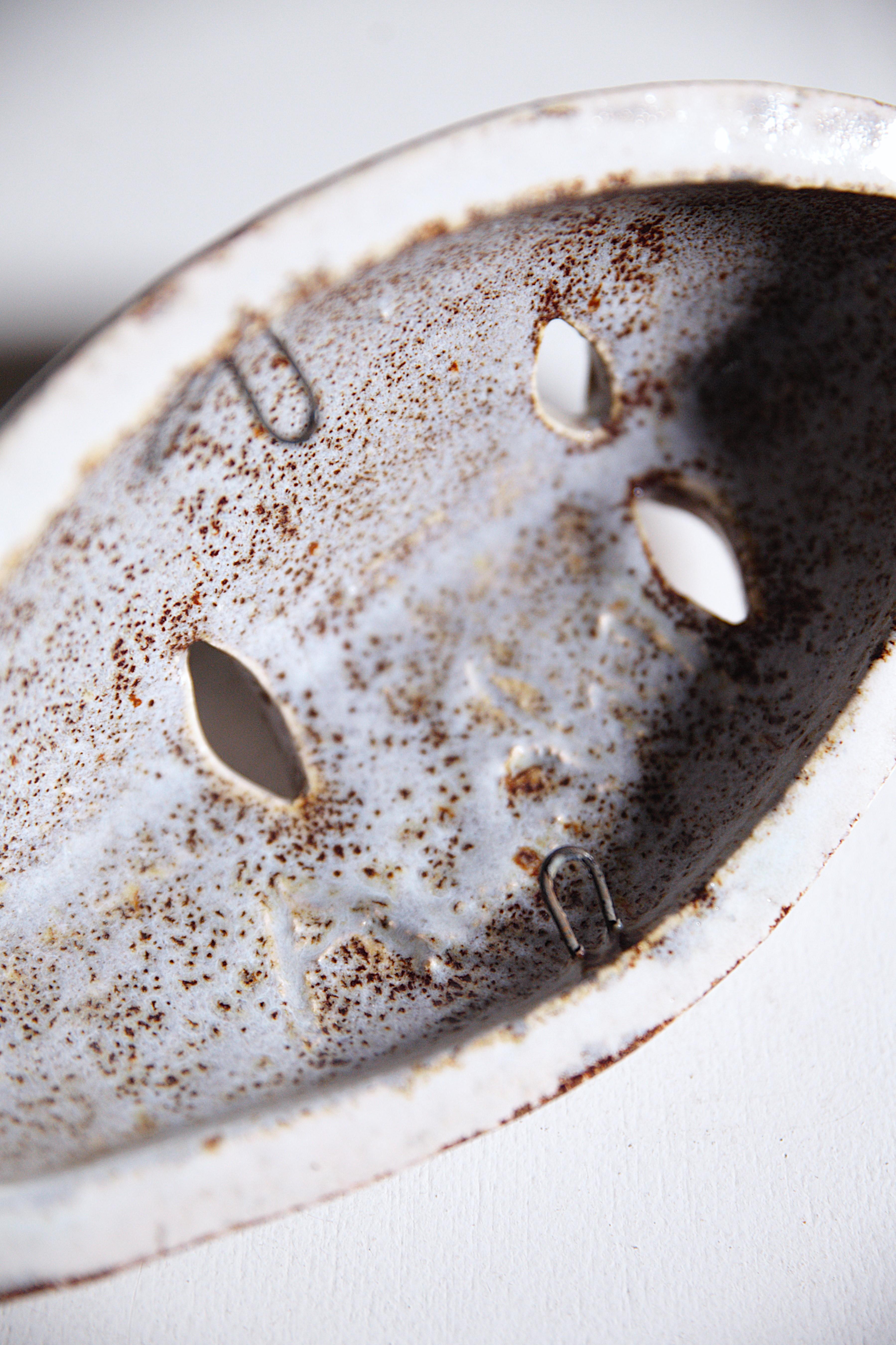 Eine primitive Keramikmaske von Les Potiers D'accolay Frankreich 1970er Jahre (Ende des 20. Jahrhunderts) im Angebot