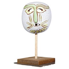 Eine primitive Keramikmaske von Les Potiers D
accolay Frankreich 1970er Jahre