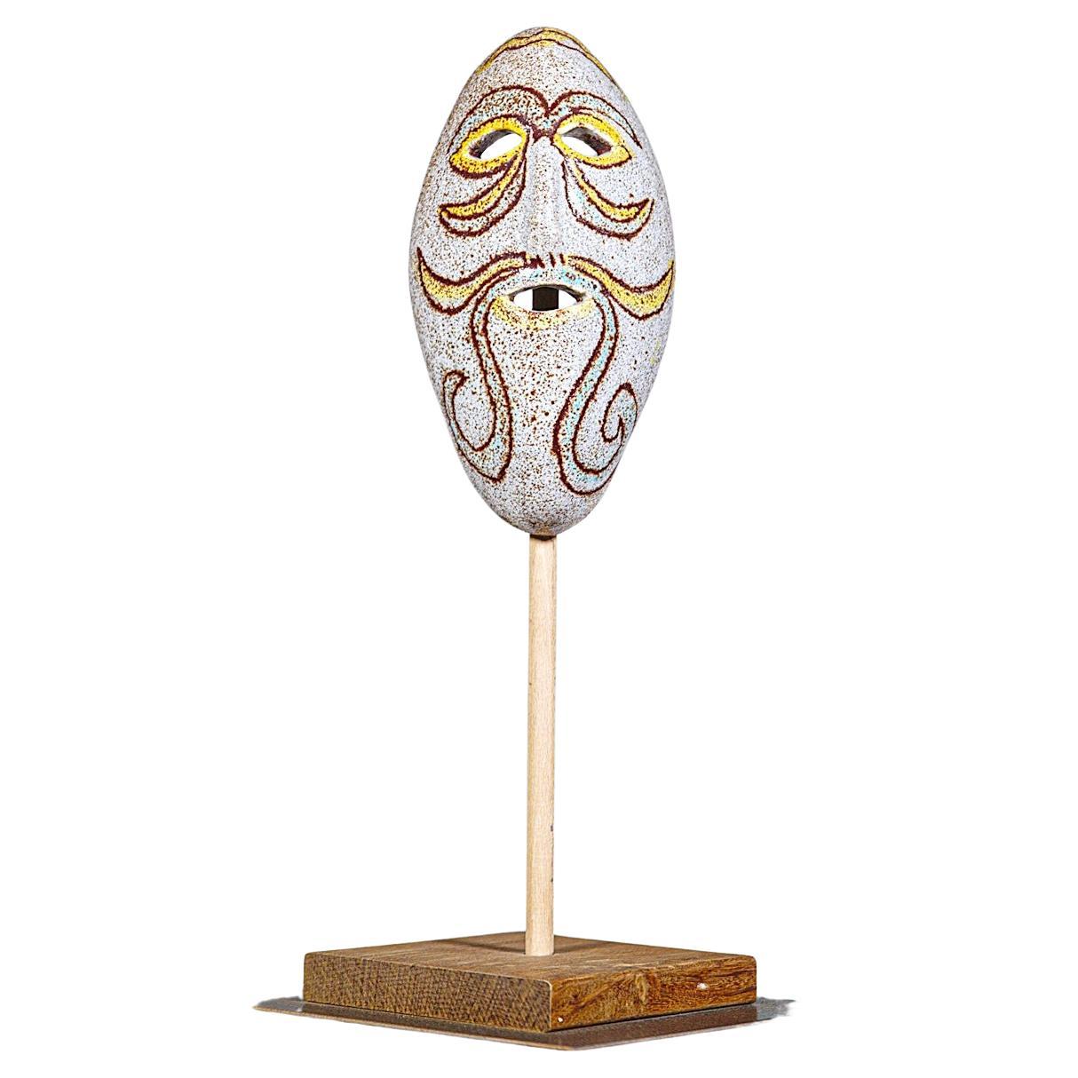 Eine primitive Keramikmaske von Les Potiers D
accolay Frankreich 1970er Jahre