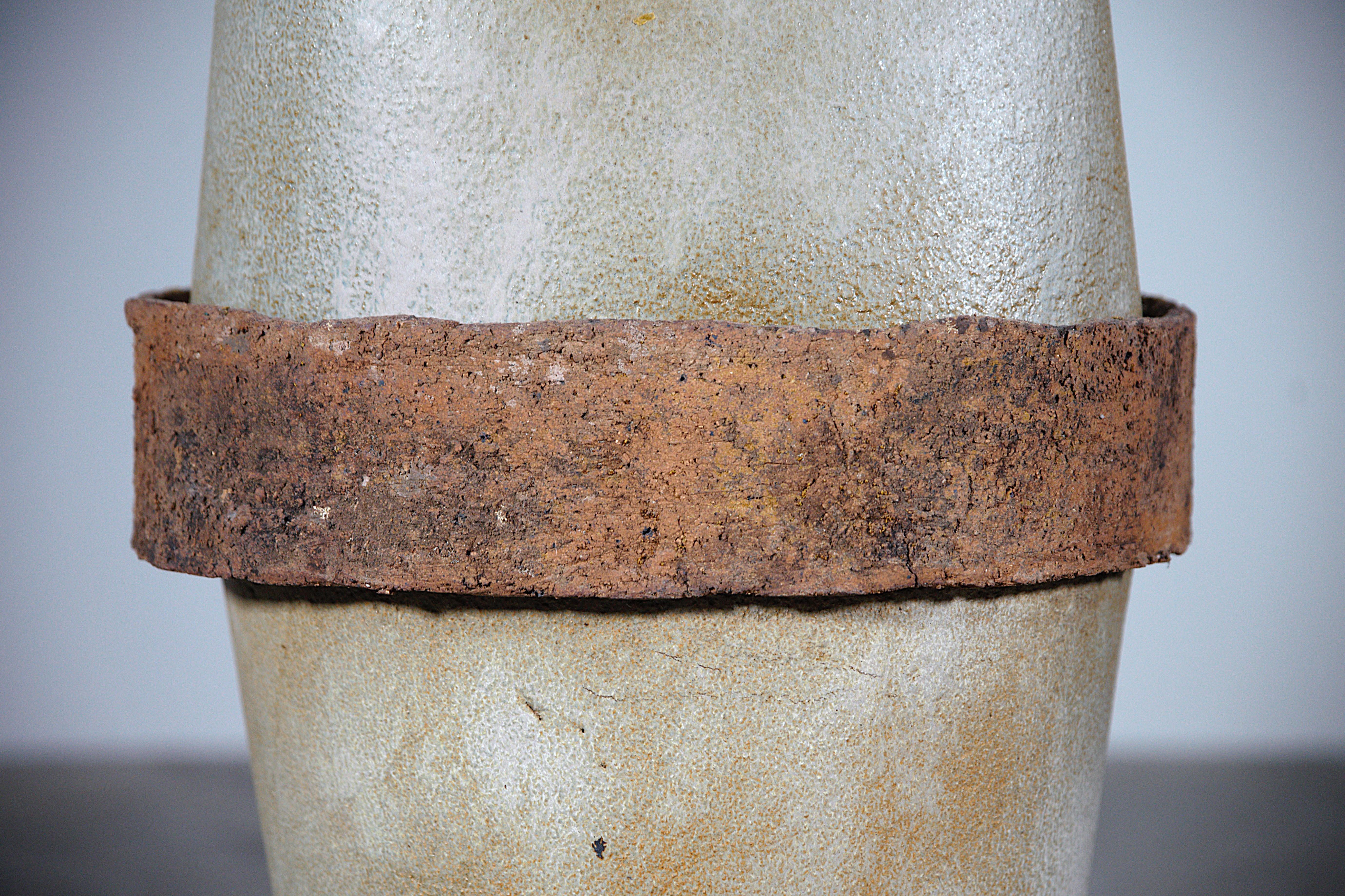 Metallo Scudo primitivo in ceramica di Tim Orr Francia, anni '70 in vendita