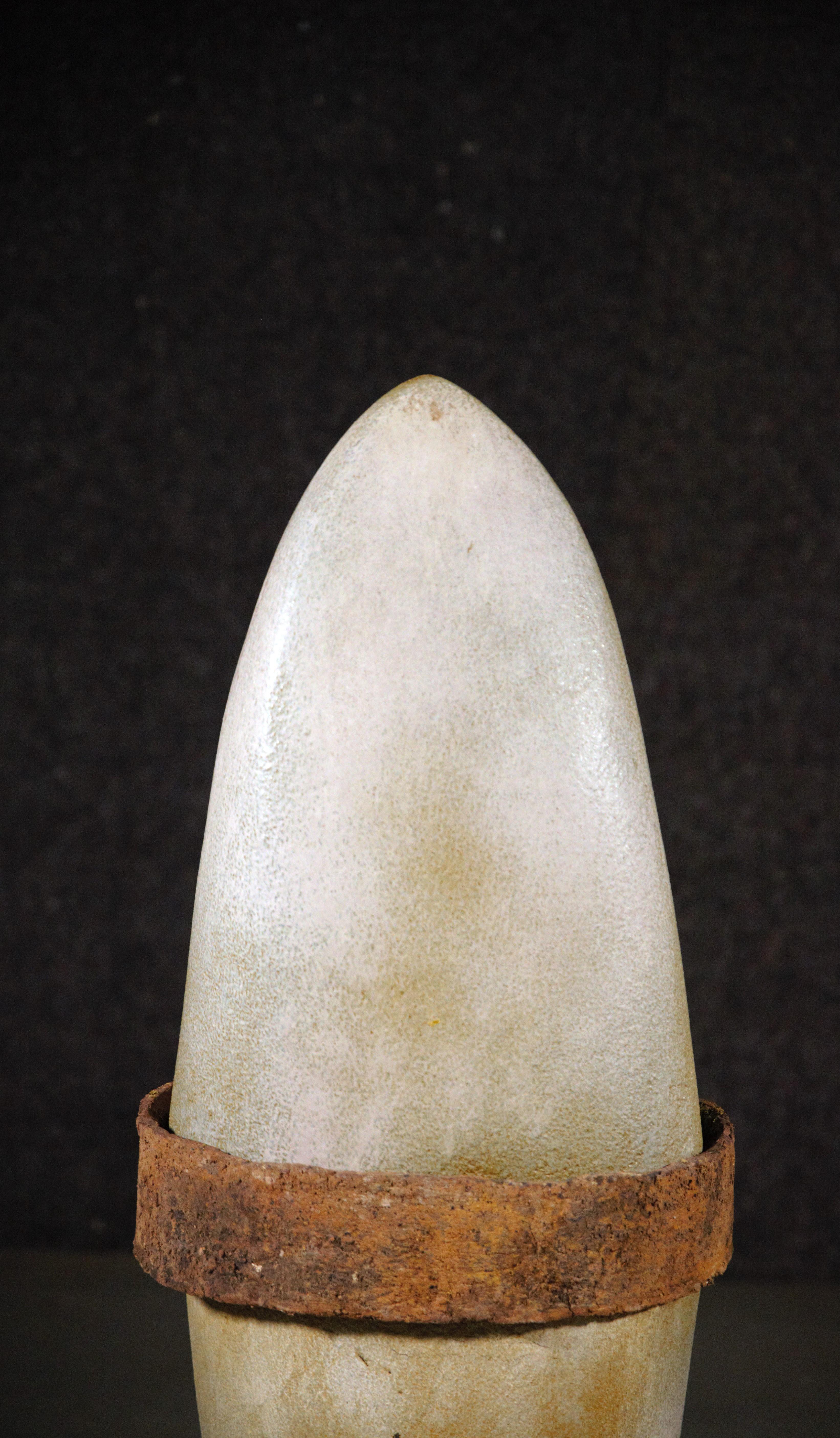 Métal Un bouclier primitif en céramique de Tim Orr France, années 1970 en vente