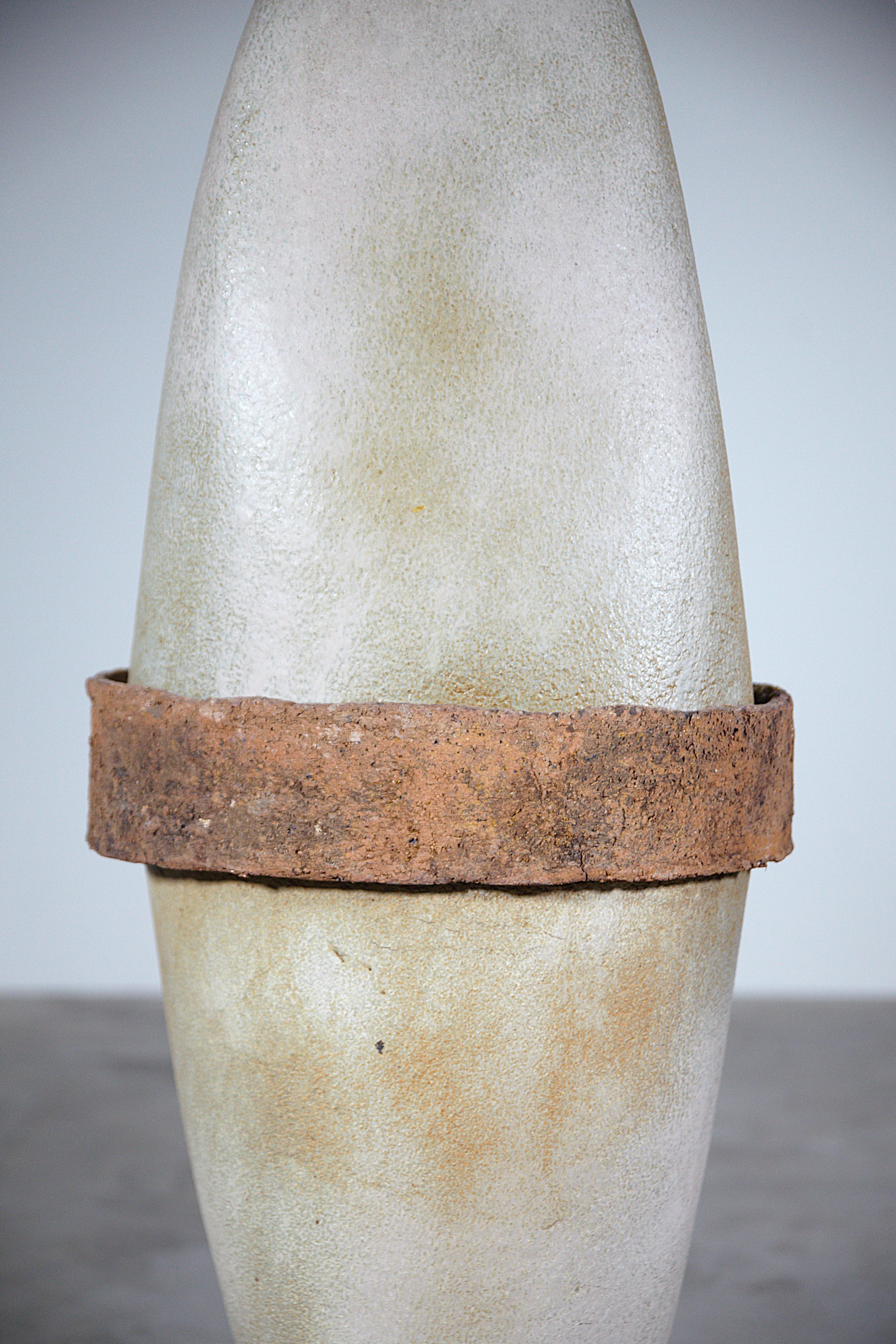 Scudo primitivo in ceramica di Tim Orr Francia, anni '70 In condizioni buone in vendita a HYÈRES, FR
