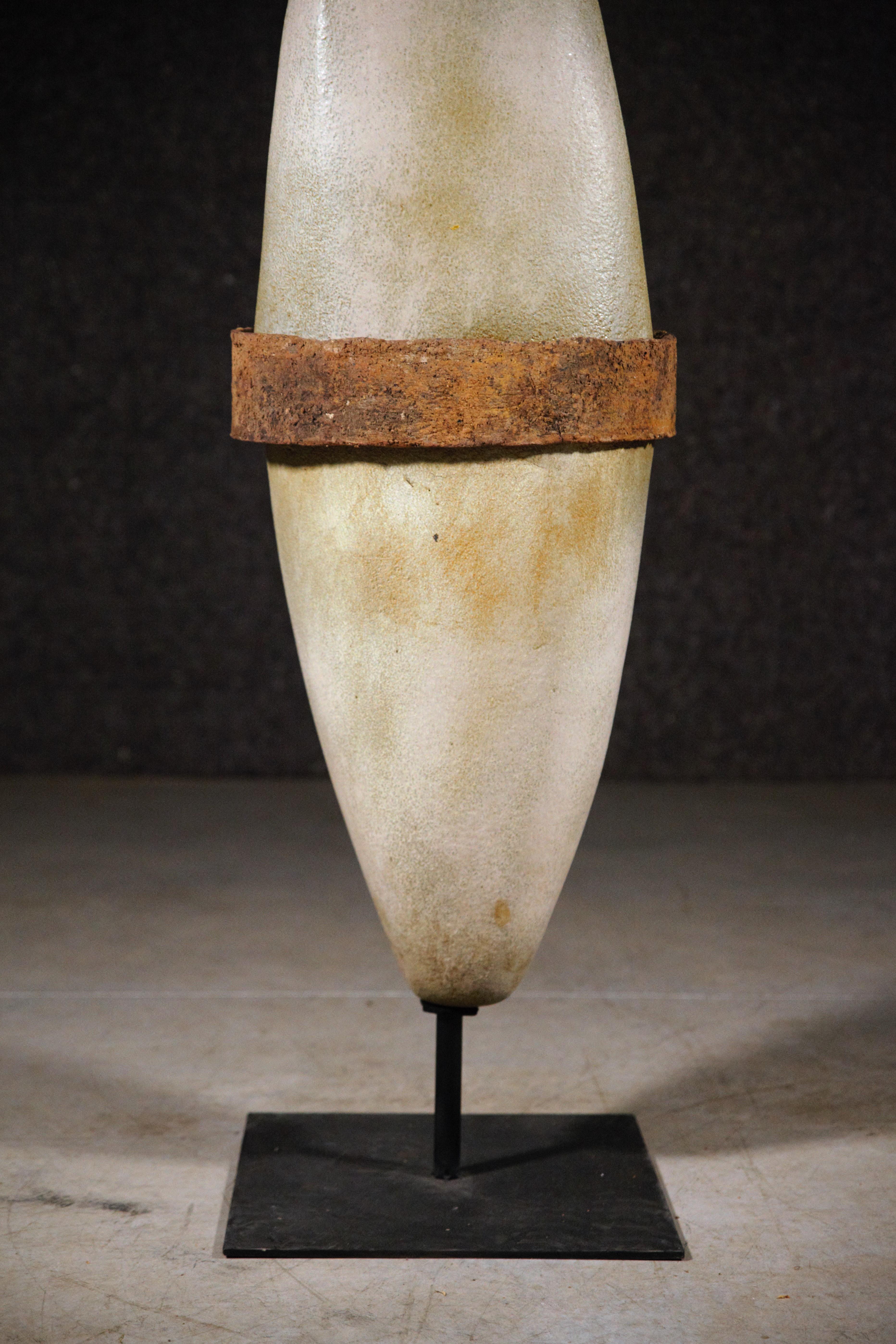 Un bouclier primitif en céramique de Tim Orr France, années 1970 en vente 1