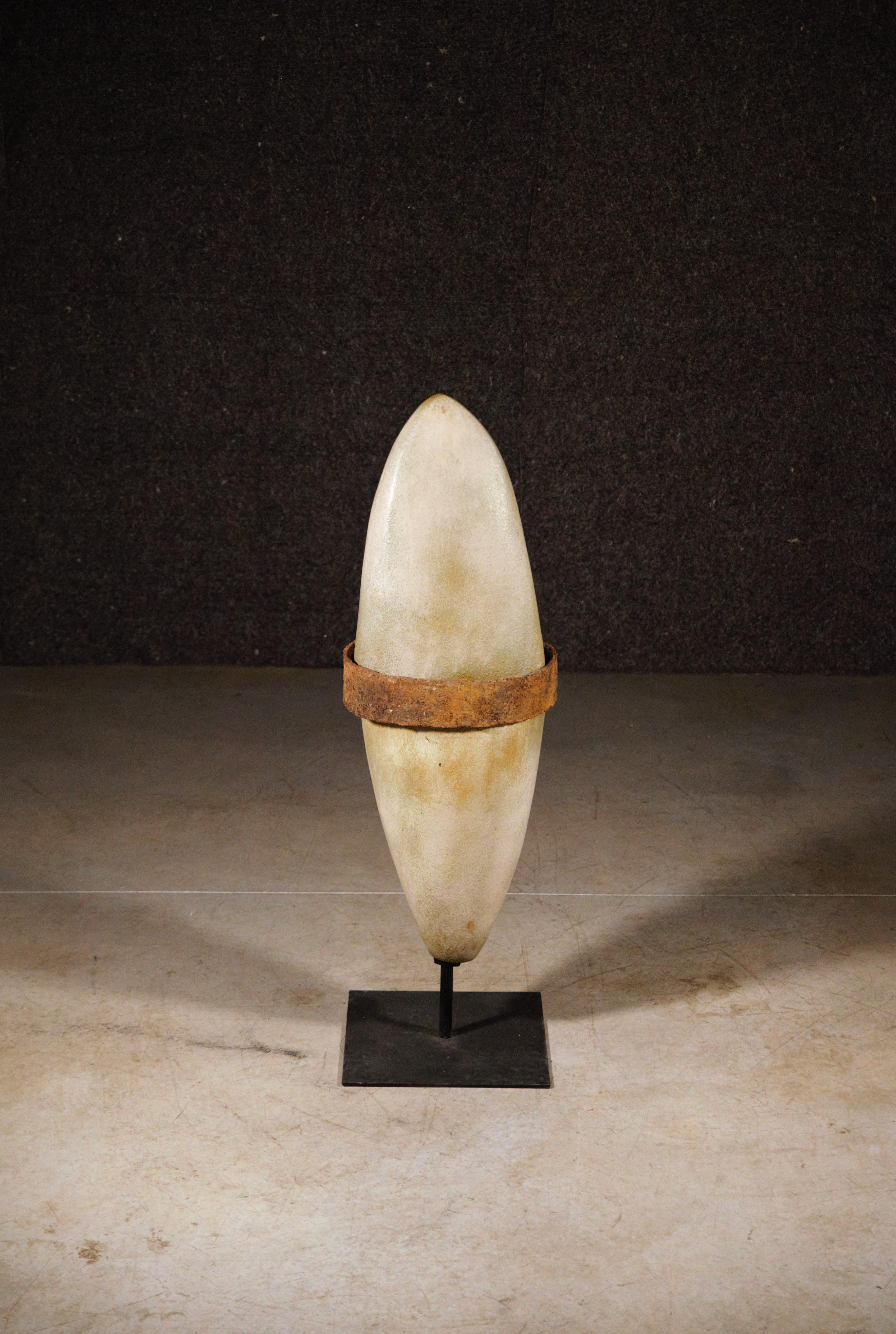 Un bouclier primitif en céramique de Tim Orr France, années 1970 en vente 2