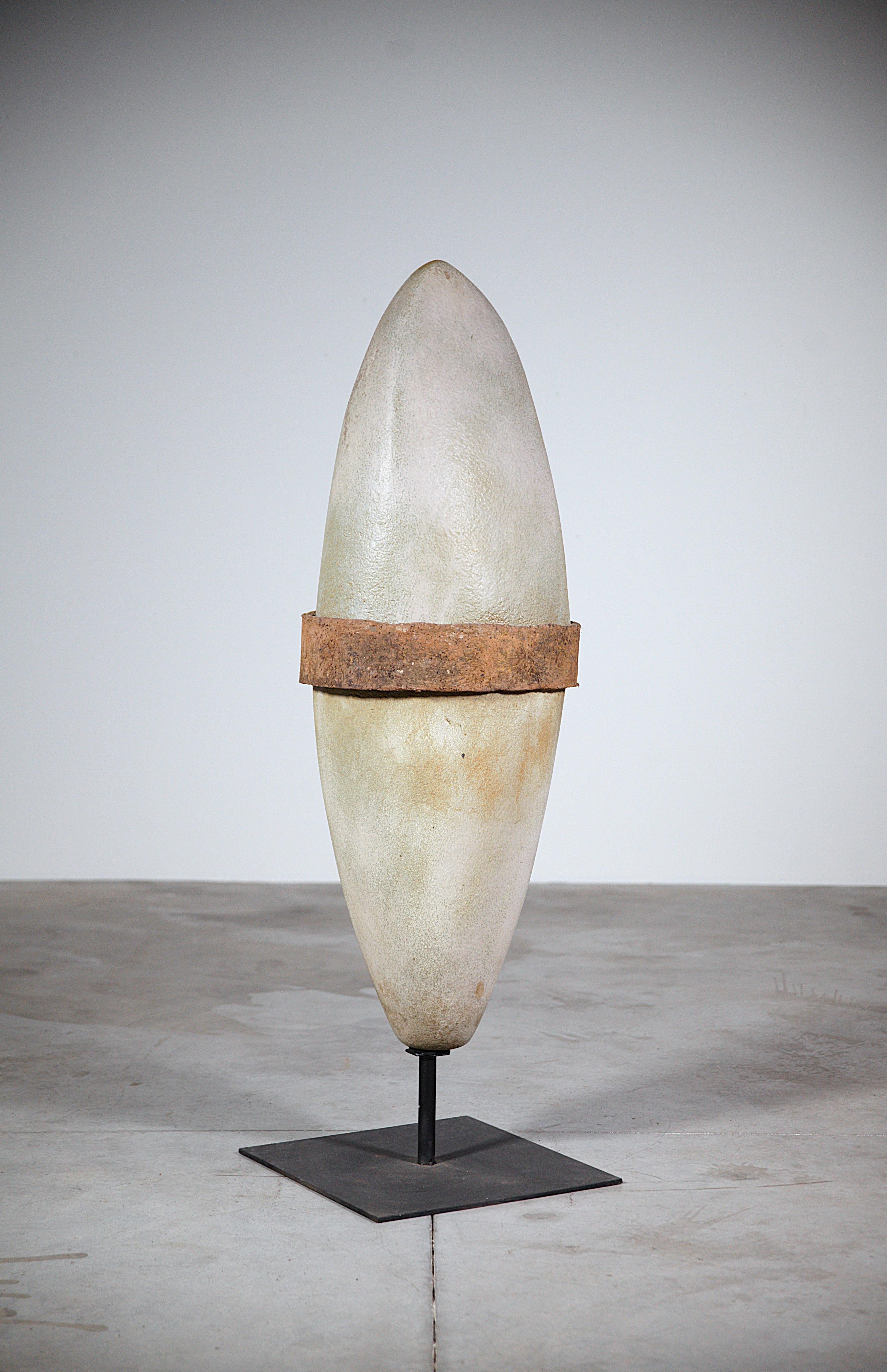 Scudo primitivo in ceramica di Tim Orr Francia, anni '70 in vendita 1