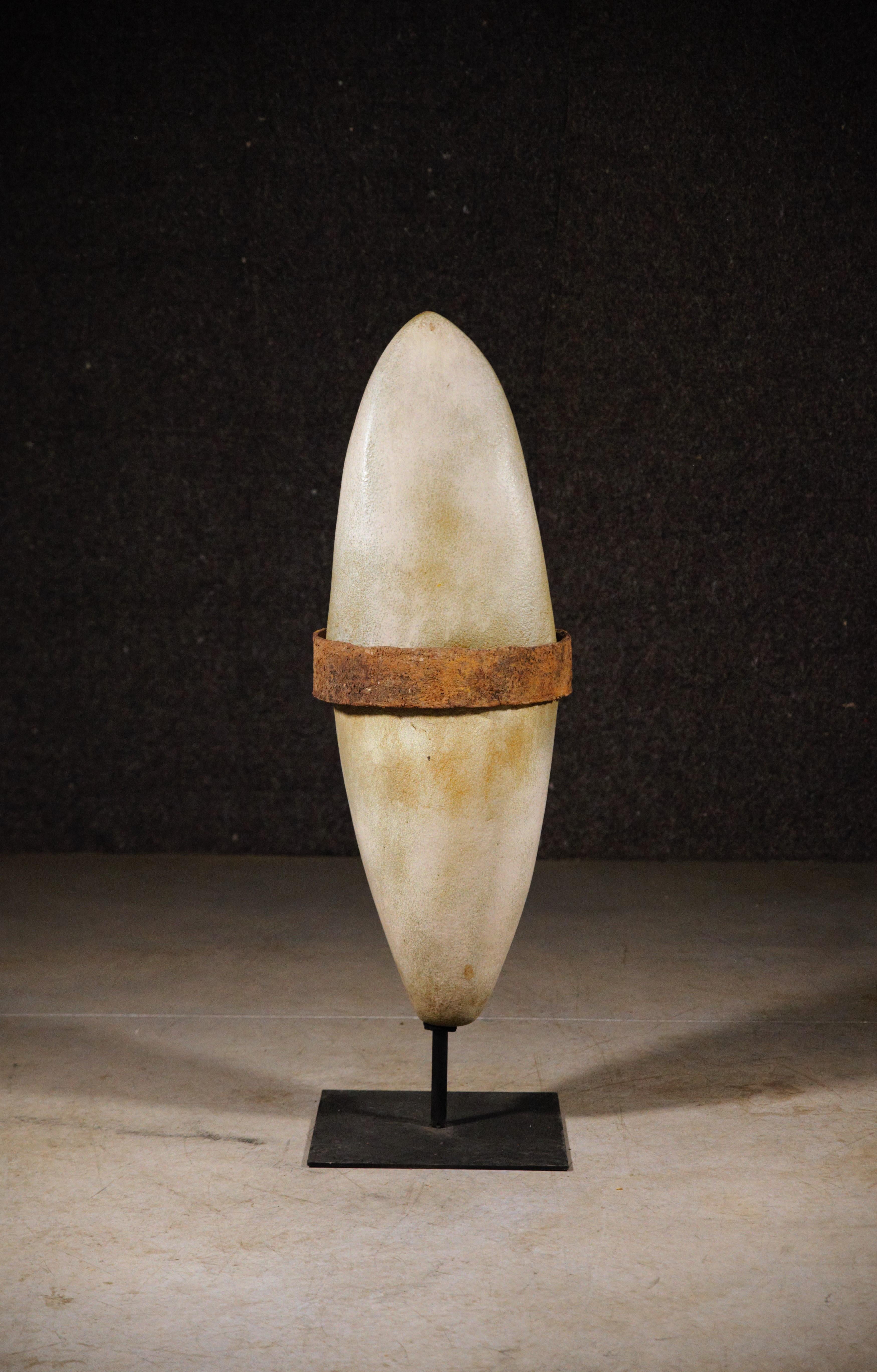 Un bouclier primitif en céramique de Tim Orr France, années 1970 en vente 3