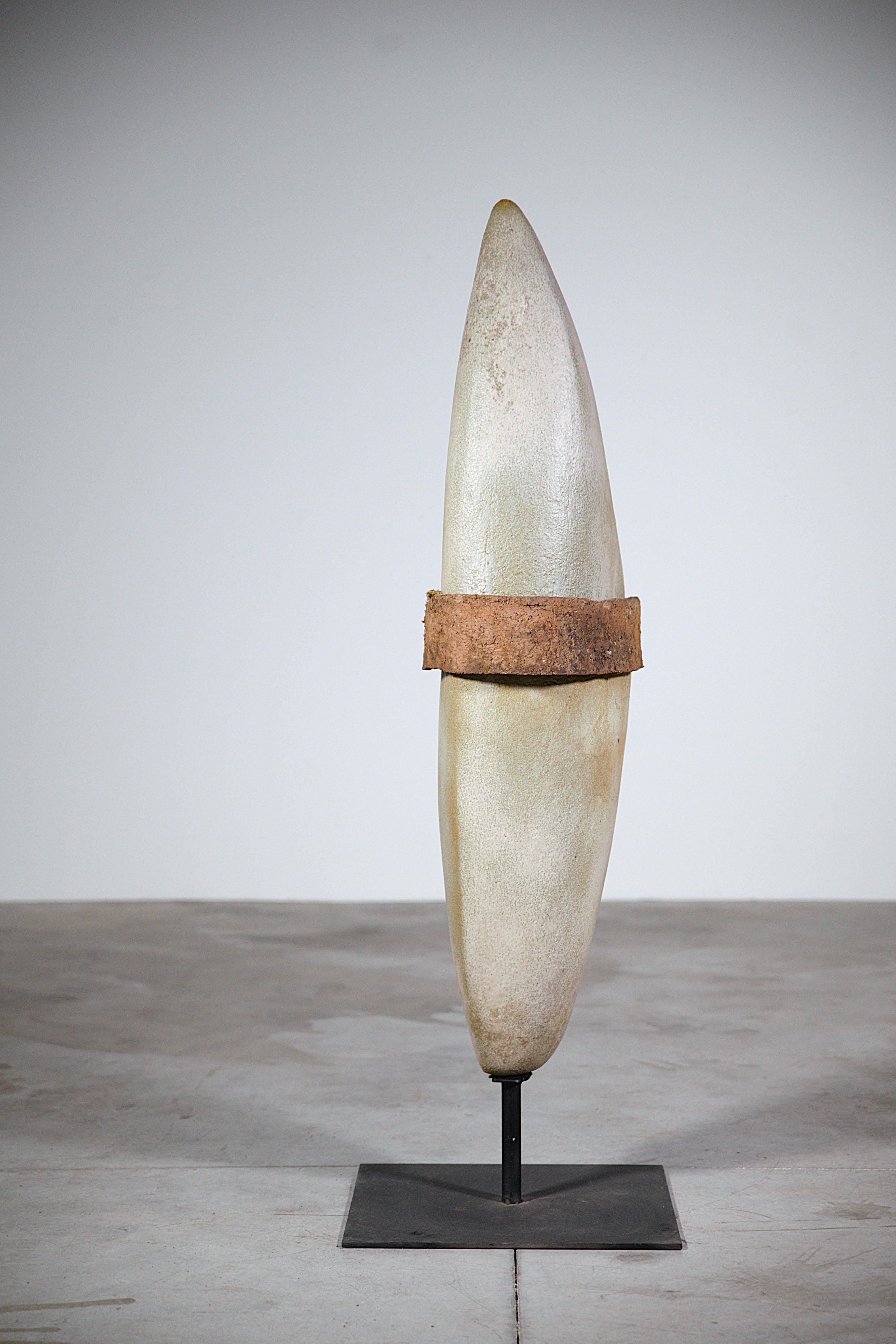 Scudo primitivo in ceramica di Tim Orr Francia, anni '70 in vendita 2