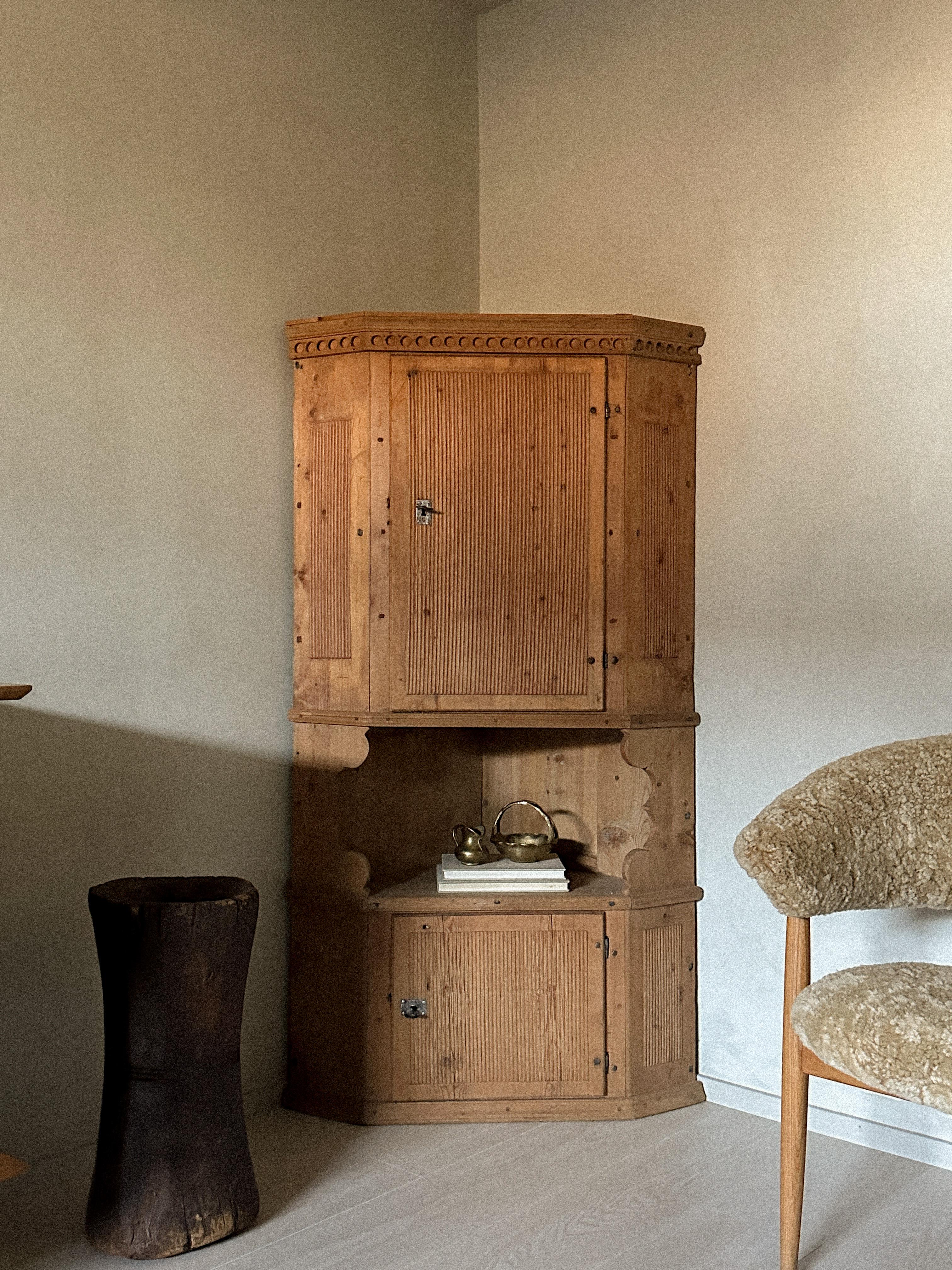 A Primitive Corner Cupboard, Scandinavia, c. 1800s.  In Good Condition For Sale In Hønefoss, 30