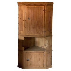 Armoire d'angle primitive, Scandinavie, vers 1800. 